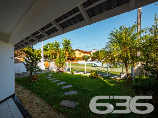 IMÓVEL ENCANTADOR PRÓXIMO À LAGOA

Seja bem-vindo a uma verdadeira joia no bairro Pinheiros, em Balneário Barra do Sul! Apresentamos a você este imóvel encantador que combina conforto, elegância e uma localização verdadeiramente privilegiada. Prepare-se para se apaixonar!

Com uma piscina convidativa a apenas 70 metros da lagoa, este lugar oferece o cenário perfeito para momentos relaxantes e de diversão em família. Os móveis planejados trazem um toque de sofisticação e praticidade, criando um ambiente perfeito para o seu dia a dia.

O sobrado é composto por uma suíte e três quartos espaçosos, garantindo espaço ideal para toda a família. A cozinha gourmet é um verdadeiro destaque, com acabamentos impecáveis ​​que vão encantar os entusiastas da culinária. A sala de estar proporciona um ambiente acolhedor para receber amigos e familiares.

A área de festa com churrasqueira é um convite para celebrar momentos especiais com grande estilo. Além disso, a garagem coberta para um carro oferece comodidade e segurança, enquanto o lindo jardim cria uma atmosfera incrível no local.

Com uma área construída de 144m² em um terreno de 300m², este imóvel é perfeito para quem busca espaço e conforto em um dos bairros mais desejados da região.

Não perca a oportunidade de adquirir este imóvel único, que tenha uma localização privilegiada e acabamentos de alta qualidade.

Entre em contato conosco agora mesmo para agendar uma visita e vivenciar toda a beleza e charme que este imóvel tem a oferecer.

Saiba mais: Telefone: (47) 3448-3636
 WhatsApp: (47) 99190-0636

Imobiliária 636.