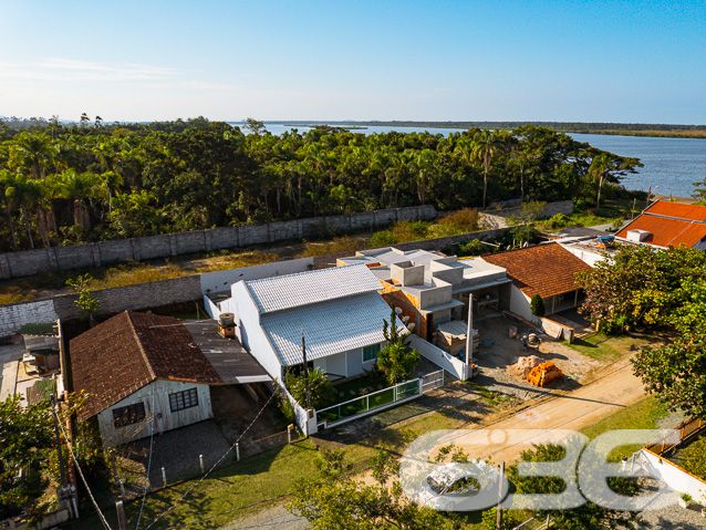 IMÓVEL ENCANTADOR PRÓXIMO À LAGOA

Seja bem-vindo a uma verdadeira joia no bairro Pinheiros, em Balneário Barra do Sul! Apresentamos a você este imóvel encantador que combina conforto, elegância e uma localização verdadeiramente privilegiada. Prepare-se para se apaixonar!

Com uma piscina convidativa a apenas 70 metros da lagoa, este lugar oferece o cenário perfeito para momentos relaxantes e de diversão em família. Os móveis planejados trazem um toque de sofisticação e praticidade, criando um ambiente perfeito para o seu dia a dia.

O sobrado é composto por uma suíte e três quartos espaçosos, garantindo espaço ideal para toda a família. A cozinha gourmet é um verdadeiro destaque, com acabamentos impecáveis ​​que vão encantar os entusiastas da culinária. A sala de estar proporciona um ambiente acolhedor para receber amigos e familiares.

A área de festa com churrasqueira é um convite para celebrar momentos especiais com grande estilo. Além disso, a garagem coberta para um carro oferece comodidade e segurança, enquanto o lindo jardim cria uma atmosfera incrível no local.

Com uma área construída de 144m² em um terreno de 300m², este imóvel é perfeito para quem busca espaço e conforto em um dos bairros mais desejados da região.

Não perca a oportunidade de adquirir este imóvel único, que tenha uma localização privilegiada e acabamentos de alta qualidade.

Entre em contato conosco agora mesmo para agendar uma visita e vivenciar toda a beleza e charme que este imóvel tem a oferecer.

Saiba mais: Telefone: (47) 3448-3636
 WhatsApp: (47) 99190-0636

Imobiliária 636.