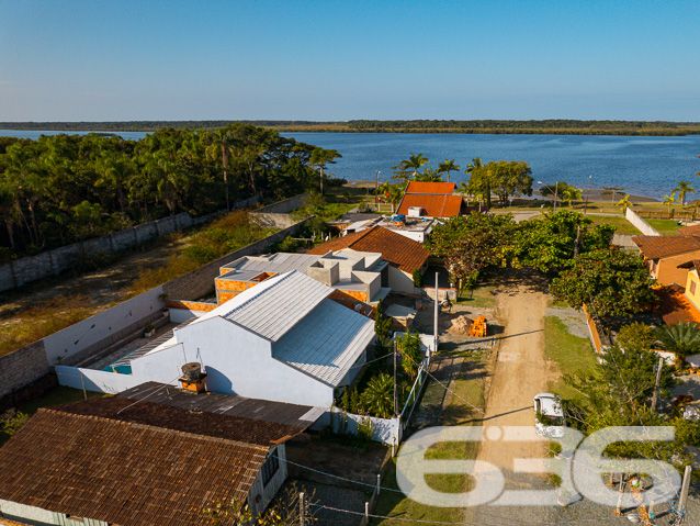 IMÓVEL ENCANTADOR PRÓXIMO À LAGOA

Seja bem-vindo a uma verdadeira joia no bairro Pinheiros, em Balneário Barra do Sul! Apresentamos a você este imóvel encantador que combina conforto, elegância e uma localização verdadeiramente privilegiada. Prepare-se para se apaixonar!

Com uma piscina convidativa a apenas 70 metros da lagoa, este lugar oferece o cenário perfeito para momentos relaxantes e de diversão em família. Os móveis planejados trazem um toque de sofisticação e praticidade, criando um ambiente perfeito para o seu dia a dia.

O sobrado é composto por uma suíte e três quartos espaçosos, garantindo espaço ideal para toda a família. A cozinha gourmet é um verdadeiro destaque, com acabamentos impecáveis ​​que vão encantar os entusiastas da culinária. A sala de estar proporciona um ambiente acolhedor para receber amigos e familiares.

A área de festa com churrasqueira é um convite para celebrar momentos especiais com grande estilo. Além disso, a garagem coberta para um carro oferece comodidade e segurança, enquanto o lindo jardim cria uma atmosfera incrível no local.

Com uma área construída de 144m² em um terreno de 300m², este imóvel é perfeito para quem busca espaço e conforto em um dos bairros mais desejados da região.

Não perca a oportunidade de adquirir este imóvel único, que tenha uma localização privilegiada e acabamentos de alta qualidade.

Entre em contato conosco agora mesmo para agendar uma visita e vivenciar toda a beleza e charme que este imóvel tem a oferecer.

Saiba mais: Telefone: (47) 3448-3636
 WhatsApp: (47) 99190-0636

Imobiliária 636.