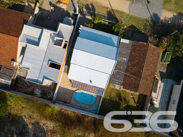 IMÓVEL ENCANTADOR PRÓXIMO À LAGOA

Seja bem-vindo a uma verdadeira joia no bairro Pinheiros, em Balneário Barra do Sul! Apresentamos a você este imóvel encantador que combina conforto, elegância e uma localização verdadeiramente privilegiada. Prepare-se para se apaixonar!

Com uma piscina convidativa a apenas 70 metros da lagoa, este lugar oferece o cenário perfeito para momentos relaxantes e de diversão em família. Os móveis planejados trazem um toque de sofisticação e praticidade, criando um ambiente perfeito para o seu dia a dia.

O sobrado é composto por uma suíte e três quartos espaçosos, garantindo espaço ideal para toda a família. A cozinha gourmet é um verdadeiro destaque, com acabamentos impecáveis ​​que vão encantar os entusiastas da culinária. A sala de estar proporciona um ambiente acolhedor para receber amigos e familiares.

A área de festa com churrasqueira é um convite para celebrar momentos especiais com grande estilo. Além disso, a garagem coberta para um carro oferece comodidade e segurança, enquanto o lindo jardim cria uma atmosfera incrível no local.

Com uma área construída de 144m² em um terreno de 300m², este imóvel é perfeito para quem busca espaço e conforto em um dos bairros mais desejados da região.

Não perca a oportunidade de adquirir este imóvel único, que tenha uma localização privilegiada e acabamentos de alta qualidade.

Entre em contato conosco agora mesmo para agendar uma visita e vivenciar toda a beleza e charme que este imóvel tem a oferecer.

Saiba mais: Telefone: (47) 3448-3636
 WhatsApp: (47) 99190-0636

Imobiliária 636.