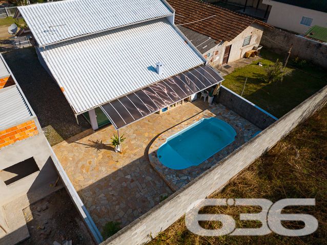 IMÓVEL ENCANTADOR PRÓXIMO À LAGOA

Seja bem-vindo a uma verdadeira joia no bairro Pinheiros, em Balneário Barra do Sul! Apresentamos a você este imóvel encantador que combina conforto, elegância e uma localização verdadeiramente privilegiada. Prepare-se para se apaixonar!

Com uma piscina convidativa a apenas 70 metros da lagoa, este lugar oferece o cenário perfeito para momentos relaxantes e de diversão em família. Os móveis planejados trazem um toque de sofisticação e praticidade, criando um ambiente perfeito para o seu dia a dia.

O sobrado é composto por uma suíte e três quartos espaçosos, garantindo espaço ideal para toda a família. A cozinha gourmet é um verdadeiro destaque, com acabamentos impecáveis ​​que vão encantar os entusiastas da culinária. A sala de estar proporciona um ambiente acolhedor para receber amigos e familiares.

A área de festa com churrasqueira é um convite para celebrar momentos especiais com grande estilo. Além disso, a garagem coberta para um carro oferece comodidade e segurança, enquanto o lindo jardim cria uma atmosfera incrível no local.

Com uma área construída de 144m² em um terreno de 300m², este imóvel é perfeito para quem busca espaço e conforto em um dos bairros mais desejados da região.

Não perca a oportunidade de adquirir este imóvel único, que tenha uma localização privilegiada e acabamentos de alta qualidade.

Entre em contato conosco agora mesmo para agendar uma visita e vivenciar toda a beleza e charme que este imóvel tem a oferecer.

Saiba mais: Telefone: (47) 3448-3636
 WhatsApp: (47) 99190-0636

Imobiliária 636.