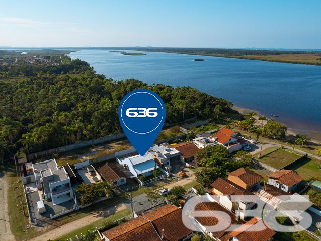 IMÓVEL ENCANTADOR PRÓXIMO À LAGOA

Seja bem-vindo a uma verdadeira joia no bairro Pinheiros, em Balneário Barra do Sul! Apresentamos a você este imóvel encantador que combina conforto, elegância e uma localização verdadeiramente privilegiada. Prepare-se para se apaixonar!

Com uma piscina convidativa a apenas 70 metros da lagoa, este lugar oferece o cenário perfeito para momentos relaxantes e de diversão em família. Os móveis planejados trazem um toque de sofisticação e praticidade, criando um ambiente perfeito para o seu dia a dia.

O sobrado é composto por uma suíte e três quartos espaçosos, garantindo espaço ideal para toda a família. A cozinha gourmet é um verdadeiro destaque, com acabamentos impecáveis ​​que vão encantar os entusiastas da culinária. A sala de estar proporciona um ambiente acolhedor para receber amigos e familiares.

A área de festa com churrasqueira é um convite para celebrar momentos especiais com grande estilo. Além disso, a garagem coberta para um carro oferece comodidade e segurança, enquanto o lindo jardim cria uma atmosfera incrível no local.

Com uma área construída de 144m² em um terreno de 300m², este imóvel é perfeito para quem busca espaço e conforto em um dos bairros mais desejados da região.

Não perca a oportunidade de adquirir este imóvel único, que tenha uma localização privilegiada e acabamentos de alta qualidade.

Entre em contato conosco agora mesmo para agendar uma visita e vivenciar toda a beleza e charme que este imóvel tem a oferecer.

Saiba mais: Telefone: (47) 3448-3636
 WhatsApp: (47) 99190-0636

Imobiliária 636.