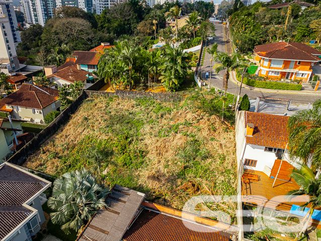 TERRENO À VENDA EM LOCAL SUPER PRIVILEGIADO - OPORTUNIDADE NO BAIRRO ATIRADORES

Esta é a alternativa perfeita para você que deseja construir a casa dos sonhos em uma localização de extremo primor ou que investir em construção civil!

Um EXCELENTE terreno situado numa localidade privilegiadíssima, em um dos melhores e mais belos bairros da maior cidade de Santa Catarina, às proximidades do Centro (2 km) e de tudo quanto for necessário: escolas, faculdades, hospitais, shopping centers, transporte público, supermercados, delegacias, restaurantes, lanchonetes, farmácias estabelecimentos comerciais em geral.

Além disso, o imóvel fica pertinho do 62° Batalhão de Infantaria, um ambiente maravilhoso para fazer caminhadas durante a manhã ou fim de tarde. Uma região tranquila, bem organizada e cheia de esmero.

Ficou interessado? O que você está esperando!? Entre já em contato com a 636 e agende sua visita para conhecer pessoalmente este imóvel!

Consulte um de nossos corretores e saiba mais:
Telefone| 47 3451-0636
WhatsApp| 47 99190-0636

Imobiliária 636.