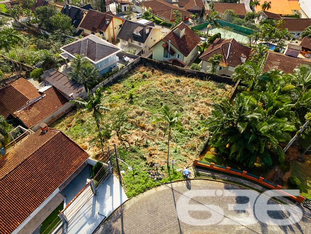 TERRENO À VENDA EM LOCAL SUPER PRIVILEGIADO - OPORTUNIDADE NO BAIRRO ATIRADORES

Esta é a alternativa perfeita para você que deseja construir a casa dos sonhos em uma localização de extremo primor ou que investir em construção civil!

Um EXCELENTE terreno situado numa localidade privilegiadíssima, em um dos melhores e mais belos bairros da maior cidade de Santa Catarina, às proximidades do Centro (2 km) e de tudo quanto for necessário: escolas, faculdades, hospitais, shopping centers, transporte público, supermercados, delegacias, restaurantes, lanchonetes, farmácias estabelecimentos comerciais em geral.

Além disso, o imóvel fica pertinho do 62° Batalhão de Infantaria, um ambiente maravilhoso para fazer caminhadas durante a manhã ou fim de tarde. Uma região tranquila, bem organizada e cheia de esmero.

Ficou interessado? O que você está esperando!? Entre já em contato com a 636 e agende sua visita para conhecer pessoalmente este imóvel!

Consulte um de nossos corretores e saiba mais:
Telefone| 47 3451-0636
WhatsApp| 47 99190-0636

Imobiliária 636.