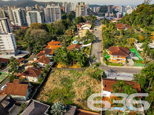 TERRENO À VENDA EM LOCAL SUPER PRIVILEGIADO - OPORTUNIDADE NO BAIRRO ATIRADORES

Esta é a alternativa perfeita para você que deseja construir a casa dos sonhos em uma localização de extremo primor ou que investir em construção civil!

Um EXCELENTE terreno situado numa localidade privilegiadíssima, em um dos melhores e mais belos bairros da maior cidade de Santa Catarina, às proximidades do Centro (2 km) e de tudo quanto for necessário: escolas, faculdades, hospitais, shopping centers, transporte público, supermercados, delegacias, restaurantes, lanchonetes, farmácias estabelecimentos comerciais em geral.

Além disso, o imóvel fica pertinho do 62° Batalhão de Infantaria, um ambiente maravilhoso para fazer caminhadas durante a manhã ou fim de tarde. Uma região tranquila, bem organizada e cheia de esmero.

Ficou interessado? O que você está esperando!? Entre já em contato com a 636 e agende sua visita para conhecer pessoalmente este imóvel!

Consulte um de nossos corretores e saiba mais:
Telefone| 47 3451-0636
WhatsApp| 47 99190-0636

Imobiliária 636.