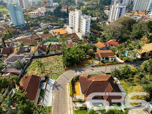 TERRENO À VENDA EM LOCAL SUPER PRIVILEGIADO - OPORTUNIDADE NO BAIRRO ATIRADORES

Esta é a alternativa perfeita para você que deseja construir a casa dos sonhos em uma localização de extremo primor ou que investir em construção civil!

Um EXCELENTE terreno situado numa localidade privilegiadíssima, em um dos melhores e mais belos bairros da maior cidade de Santa Catarina, às proximidades do Centro (2 km) e de tudo quanto for necessário: escolas, faculdades, hospitais, shopping centers, transporte público, supermercados, delegacias, restaurantes, lanchonetes, farmácias estabelecimentos comerciais em geral.

Além disso, o imóvel fica pertinho do 62° Batalhão de Infantaria, um ambiente maravilhoso para fazer caminhadas durante a manhã ou fim de tarde. Uma região tranquila, bem organizada e cheia de esmero.

Ficou interessado? O que você está esperando!? Entre já em contato com a 636 e agende sua visita para conhecer pessoalmente este imóvel!

Consulte um de nossos corretores e saiba mais:
Telefone| 47 3451-0636
WhatsApp| 47 99190-0636

Imobiliária 636.