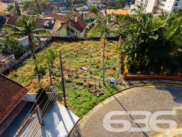 TERRENO À VENDA EM LOCAL SUPER PRIVILEGIADO - OPORTUNIDADE NO BAIRRO ATIRADORES

Esta é a alternativa perfeita para você que deseja construir a casa dos sonhos em uma localização de extremo primor ou que investir em construção civil!

Um EXCELENTE terreno situado numa localidade privilegiadíssima, em um dos melhores e mais belos bairros da maior cidade de Santa Catarina, às proximidades do Centro (2 km) e de tudo quanto for necessário: escolas, faculdades, hospitais, shopping centers, transporte público, supermercados, delegacias, restaurantes, lanchonetes, farmácias estabelecimentos comerciais em geral.

Além disso, o imóvel fica pertinho do 62° Batalhão de Infantaria, um ambiente maravilhoso para fazer caminhadas durante a manhã ou fim de tarde. Uma região tranquila, bem organizada e cheia de esmero.

Ficou interessado? O que você está esperando!? Entre já em contato com a 636 e agende sua visita para conhecer pessoalmente este imóvel!

Consulte um de nossos corretores e saiba mais:
Telefone| 47 3451-0636
WhatsApp| 47 99190-0636

Imobiliária 636.
