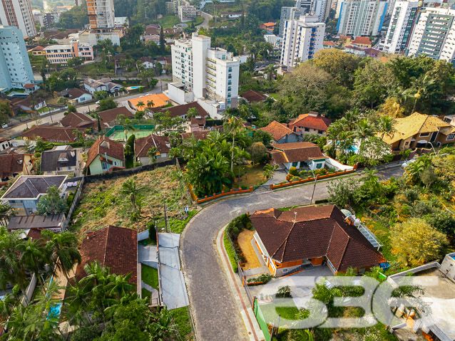 TERRENO À VENDA EM LOCAL SUPER PRIVILEGIADO - OPORTUNIDADE NO BAIRRO ATIRADORES

Esta é a alternativa perfeita para você que deseja construir a casa dos sonhos em uma localização de extremo primor ou que investir em construção civil!

Um EXCELENTE terreno situado numa localidade privilegiadíssima, em um dos melhores e mais belos bairros da maior cidade de Santa Catarina, às proximidades do Centro (2 km) e de tudo quanto for necessário: escolas, faculdades, hospitais, shopping centers, transporte público, supermercados, delegacias, restaurantes, lanchonetes, farmácias estabelecimentos comerciais em geral.

Além disso, o imóvel fica pertinho do 62° Batalhão de Infantaria, um ambiente maravilhoso para fazer caminhadas durante a manhã ou fim de tarde. Uma região tranquila, bem organizada e cheia de esmero.

Ficou interessado? O que você está esperando!? Entre já em contato com a 636 e agende sua visita para conhecer pessoalmente este imóvel!

Consulte um de nossos corretores e saiba mais:
Telefone| 47 3451-0636
WhatsApp| 47 99190-0636

Imobiliária 636.