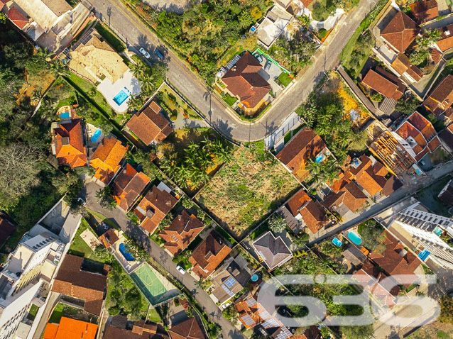 TERRENO À VENDA EM LOCAL SUPER PRIVILEGIADO - OPORTUNIDADE NO BAIRRO ATIRADORES

Esta é a alternativa perfeita para você que deseja construir a casa dos sonhos em uma localização de extremo primor ou que investir em construção civil!

Um EXCELENTE terreno situado numa localidade privilegiadíssima, em um dos melhores e mais belos bairros da maior cidade de Santa Catarina, às proximidades do Centro (2 km) e de tudo quanto for necessário: escolas, faculdades, hospitais, shopping centers, transporte público, supermercados, delegacias, restaurantes, lanchonetes, farmácias estabelecimentos comerciais em geral.

Além disso, o imóvel fica pertinho do 62° Batalhão de Infantaria, um ambiente maravilhoso para fazer caminhadas durante a manhã ou fim de tarde. Uma região tranquila, bem organizada e cheia de esmero.

Ficou interessado? O que você está esperando!? Entre já em contato com a 636 e agende sua visita para conhecer pessoalmente este imóvel!

Consulte um de nossos corretores e saiba mais:
Telefone| 47 3451-0636
WhatsApp| 47 99190-0636

Imobiliária 636.