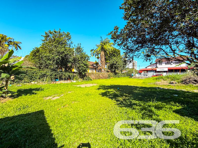 Terreno plano com 800m² à venda no bairro Anita Garibaldi – uma joia rara no coração de Joinville

Você está diante de uma das últimas grandes oportunidades no bairro Anita Garibaldi: um terreno plano com 800,00m² com localização privilegiada. Situado em rua pavimentada, cercado por edifícios e residências de padrão elevado, este terreno oferece um enorme potencial para construção residencial ou multifamiliar, investimento, ou até mesmo incorporação.

O imóvel atual conta com 2 dormitórios, 2 banheiros, sala de estar e jantar integradas, cozinha com copa, jardim, além de 4 vagas de garagem descobertas. 

A localização é estratégica: próximo a escolas, hospitais, transporte público, shopping centers, e serviços essenciais, oferecendo infraestrutura completa para quem deseja investir em qualidade de vida ou retorno financeiro.

Imóveis como este estão cada vez mais escassos em regiões centrais de Joinville. Aqui, você adquire não apenas um terreno – mas a base para construir algo grandioso em um dos bairros mais valorizados da cidade.

Entre em contato com a 636 Negócios Imobiliários e agende uma visita. Mais de 30 anos de experiência, uma equipe especializada e segurança jurídica completa fazem toda a diferença na hora de investir com confiança.
 
636 NEGÓCIOS IMOBILIÁRIOS: A SUA MELHOR ESCOLHA
Com mais de 30 anos de experiência, a 636 Negócios Imobiliários é sua parceira ideal para encontrar o imóvel perfeito. Estamos prontos para ajudá-lo a fazer deste imóvel o seu novo lar.
 
Telefone: (47) 3451-0636
WhatsApp: (47) 99190-0636
 
Não perca esta oportunidade única. Visite nosso site para mais informações: i636.com.br