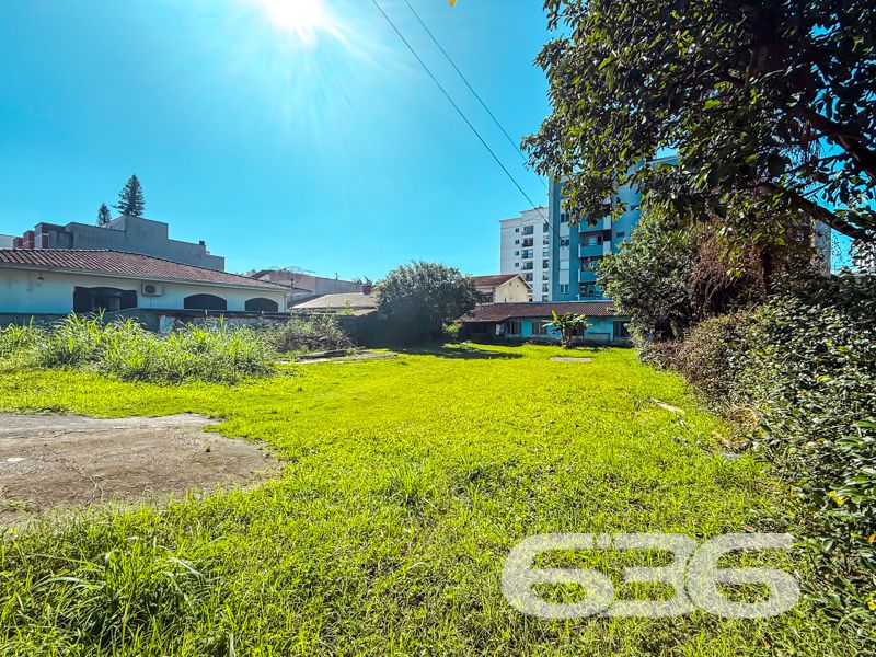 Terreno plano com 800m² à venda no bairro Anita Garibaldi – uma joia rara no coração de Joinville

Você está diante de uma das últimas grandes oportunidades no bairro Anita Garibaldi: um terreno plano com 800,00m² com localização privilegiada. Situado em rua pavimentada, cercado por edifícios e residências de padrão elevado, este terreno oferece um enorme potencial para construção residencial ou multifamiliar, investimento, ou até mesmo incorporação.

O imóvel atual conta com 2 dormitórios, 2 banheiros, sala de estar e jantar integradas, cozinha com copa, jardim, além de 4 vagas de garagem descobertas. 

A localização é estratégica: próximo a escolas, hospitais, transporte público, shopping centers, e serviços essenciais, oferecendo infraestrutura completa para quem deseja investir em qualidade de vida ou retorno financeiro.

Imóveis como este estão cada vez mais escassos em regiões centrais de Joinville. Aqui, você adquire não apenas um terreno – mas a base para construir algo grandioso em um dos bairros mais valorizados da cidade.

Entre em contato com a 636 Negócios Imobiliários e agende uma visita. Mais de 30 anos de experiência, uma equipe especializada e segurança jurídica completa fazem toda a diferença na hora de investir com confiança.
 
636 NEGÓCIOS IMOBILIÁRIOS: A SUA MELHOR ESCOLHA
Com mais de 30 anos de experiência, a 636 Negócios Imobiliários é sua parceira ideal para encontrar o imóvel perfeito. Estamos prontos para ajudá-lo a fazer deste imóvel o seu novo lar.
 
Telefone: (47) 3451-0636
WhatsApp: (47) 99190-0636
 
Não perca esta oportunidade única. Visite nosso site para mais informações: i636.com.br