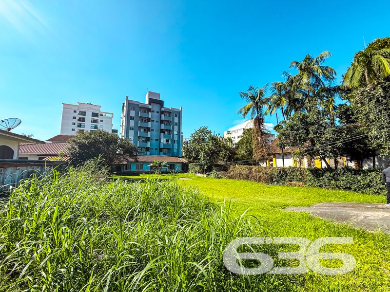 Terreno plano com 800m² à venda no bairro Anita Garibaldi – uma joia rara no coração de Joinville

Você está diante de uma das últimas grandes oportunidades no bairro Anita Garibaldi: um terreno plano com 800,00m² com localização privilegiada. Situado em rua pavimentada, cercado por edifícios e residências de padrão elevado, este terreno oferece um enorme potencial para construção residencial ou multifamiliar, investimento, ou até mesmo incorporação.

O imóvel atual conta com 2 dormitórios, 2 banheiros, sala de estar e jantar integradas, cozinha com copa, jardim, além de 4 vagas de garagem descobertas. 

A localização é estratégica: próximo a escolas, hospitais, transporte público, shopping centers, e serviços essenciais, oferecendo infraestrutura completa para quem deseja investir em qualidade de vida ou retorno financeiro.

Imóveis como este estão cada vez mais escassos em regiões centrais de Joinville. Aqui, você adquire não apenas um terreno – mas a base para construir algo grandioso em um dos bairros mais valorizados da cidade.

Entre em contato com a 636 Negócios Imobiliários e agende uma visita. Mais de 30 anos de experiência, uma equipe especializada e segurança jurídica completa fazem toda a diferença na hora de investir com confiança.
 
636 NEGÓCIOS IMOBILIÁRIOS: A SUA MELHOR ESCOLHA
Com mais de 30 anos de experiência, a 636 Negócios Imobiliários é sua parceira ideal para encontrar o imóvel perfeito. Estamos prontos para ajudá-lo a fazer deste imóvel o seu novo lar.
 
Telefone: (47) 3451-0636
WhatsApp: (47) 99190-0636
 
Não perca esta oportunidade única. Visite nosso site para mais informações: i636.com.br