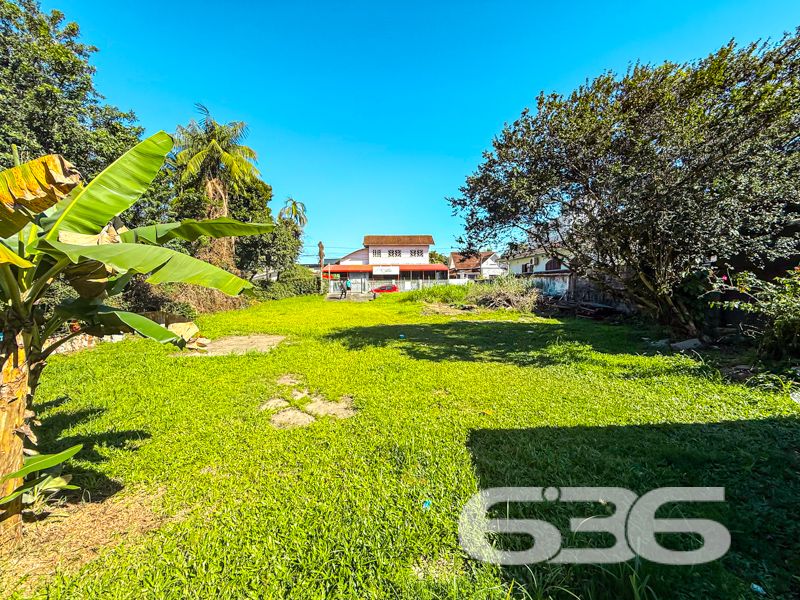 Terreno plano com 800m² à venda no bairro Anita Garibaldi – uma joia rara no coração de Joinville

Você está diante de uma das últimas grandes oportunidades no bairro Anita Garibaldi: um terreno plano com 800,00m² com localização privilegiada. Situado em rua pavimentada, cercado por edifícios e residências de padrão elevado, este terreno oferece um enorme potencial para construção residencial ou multifamiliar, investimento, ou até mesmo incorporação.

O imóvel atual conta com 2 dormitórios, 2 banheiros, sala de estar e jantar integradas, cozinha com copa, jardim, além de 4 vagas de garagem descobertas. 

A localização é estratégica: próximo a escolas, hospitais, transporte público, shopping centers, e serviços essenciais, oferecendo infraestrutura completa para quem deseja investir em qualidade de vida ou retorno financeiro.

Imóveis como este estão cada vez mais escassos em regiões centrais de Joinville. Aqui, você adquire não apenas um terreno – mas a base para construir algo grandioso em um dos bairros mais valorizados da cidade.

Entre em contato com a 636 Negócios Imobiliários e agende uma visita. Mais de 30 anos de experiência, uma equipe especializada e segurança jurídica completa fazem toda a diferença na hora de investir com confiança.
 
636 NEGÓCIOS IMOBILIÁRIOS: A SUA MELHOR ESCOLHA
Com mais de 30 anos de experiência, a 636 Negócios Imobiliários é sua parceira ideal para encontrar o imóvel perfeito. Estamos prontos para ajudá-lo a fazer deste imóvel o seu novo lar.
 
Telefone: (47) 3451-0636
WhatsApp: (47) 99190-0636
 
Não perca esta oportunidade única. Visite nosso site para mais informações: i636.com.br
