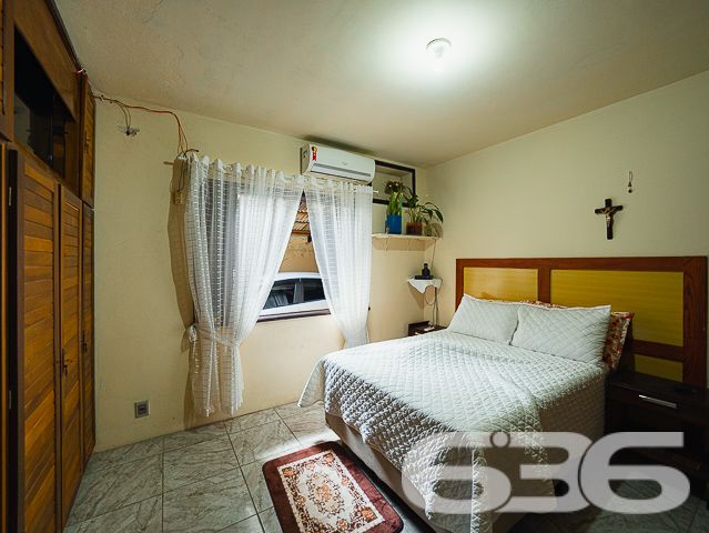 Descubra a confluência de conforto, conveniência e potencial de investimento neste sobrado padrão situado na cobiçada região de Vila Nova, Joinville/SC. Com uma generosa área de terreno, este imóvel representa uma oportunidade rara de adquirir uma residência com vasto espaço, acessibilidade e flexibilidade para fins residenciais ou comerciais.

Ao adentrar o imóvel, deparamo-nos com um espaço multifuncional coberto, ideal para a convivência familiar ou para transformar em um atraente ponto comercial. A área residencial é composta por 2 dormitórios confortáveis, incluindo uma suíte, e 2 banheiros, atendendo às necessidades de famílias de diversos tamanhos. A sala de estar acolhedora e a cozinha prática oferecem um convite para momentos memoráveis.

As possibilidades de personalização são vastas, com a área de serviço pronta para atender às demandas do dia a dia e um jardim que aguarda seu toque criativo. O imóvel ainda dispõe de 2 garagens cobertas e 2 descobertas, sacada, e conveniências modernas como conexão com a internet e localização próxima a vias de acesso, transporte público e serviços essenciais.

O quintal extenso nos fundos é um convite à imaginação, podendo ser transformado em um exuberante jardim ou, para os investidores visionários, em mais unidades comerciais ou residenciais, potencializando o retorno financeiro.

Esta propriedade não é apenas uma casa, é um legado, uma tela em branco pronta para receber os pinceladas de empreendedores, famílias ou investidores que reconhecem uma oportunidade única quando veem uma.

636 Negócios Imobiliários está pronta para auxiliá-lo a adquirir esta joia imobiliária. Nosso lema "só se constrói uma grande empresa com grandes pessoas" reflete nosso compromisso em oferecer a você, nosso cliente, não apenas um imóvel, mas uma realização de vida. Entre em contato conosco e tome o primeiro passo rumo ao seu futuro no bairro Vila Nova.
 
636 NEGÓCIOS IMOBILIÁRIOS: A SUA MELHOR ESCOLHA
Com mais de 30 anos de experiência, a 636 Negócios Imobiliários é sua parceira ideal para encontrar o imóvel perfeito. Estamos prontos para ajudá-lo a fazer deste imóvel o seu novo lar.
 
Telefone: (47) 3451-0636
WhatsApp: (47) 99190-0636
 
Não perca esta oportunidade única. Visite nosso site para mais informações: i636.com.br