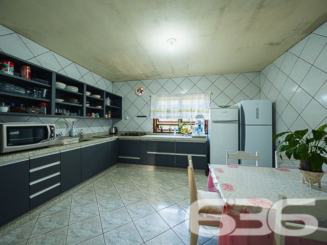 Descubra a confluência de conforto, conveniência e potencial de investimento neste sobrado padrão situado na cobiçada região de Vila Nova, Joinville/SC. Com uma generosa área de terreno, este imóvel representa uma oportunidade rara de adquirir uma residência com vasto espaço, acessibilidade e flexibilidade para fins residenciais ou comerciais.

Ao adentrar o imóvel, deparamo-nos com um espaço multifuncional coberto, ideal para a convivência familiar ou para transformar em um atraente ponto comercial. A área residencial é composta por 2 dormitórios confortáveis, incluindo uma suíte, e 2 banheiros, atendendo às necessidades de famílias de diversos tamanhos. A sala de estar acolhedora e a cozinha prática oferecem um convite para momentos memoráveis.

As possibilidades de personalização são vastas, com a área de serviço pronta para atender às demandas do dia a dia e um jardim que aguarda seu toque criativo. O imóvel ainda dispõe de 2 garagens cobertas e 2 descobertas, sacada, e conveniências modernas como conexão com a internet e localização próxima a vias de acesso, transporte público e serviços essenciais.

O quintal extenso nos fundos é um convite à imaginação, podendo ser transformado em um exuberante jardim ou, para os investidores visionários, em mais unidades comerciais ou residenciais, potencializando o retorno financeiro.

Esta propriedade não é apenas uma casa, é um legado, uma tela em branco pronta para receber os pinceladas de empreendedores, famílias ou investidores que reconhecem uma oportunidade única quando veem uma.

636 Negócios Imobiliários está pronta para auxiliá-lo a adquirir esta joia imobiliária. Nosso lema "só se constrói uma grande empresa com grandes pessoas" reflete nosso compromisso em oferecer a você, nosso cliente, não apenas um imóvel, mas uma realização de vida. Entre em contato conosco e tome o primeiro passo rumo ao seu futuro no bairro Vila Nova.
 
636 NEGÓCIOS IMOBILIÁRIOS: A SUA MELHOR ESCOLHA
Com mais de 30 anos de experiência, a 636 Negócios Imobiliários é sua parceira ideal para encontrar o imóvel perfeito. Estamos prontos para ajudá-lo a fazer deste imóvel o seu novo lar.
 
Telefone: (47) 3451-0636
WhatsApp: (47) 99190-0636
 
Não perca esta oportunidade única. Visite nosso site para mais informações: i636.com.br