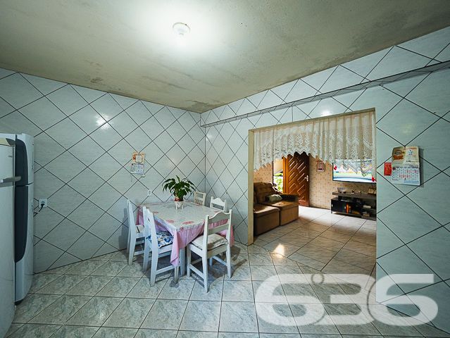 Descubra a confluência de conforto, conveniência e potencial de investimento neste sobrado padrão situado na cobiçada região de Vila Nova, Joinville/SC. Com uma generosa área de terreno, este imóvel representa uma oportunidade rara de adquirir uma residência com vasto espaço, acessibilidade e flexibilidade para fins residenciais ou comerciais.

Ao adentrar o imóvel, deparamo-nos com um espaço multifuncional coberto, ideal para a convivência familiar ou para transformar em um atraente ponto comercial. A área residencial é composta por 2 dormitórios confortáveis, incluindo uma suíte, e 2 banheiros, atendendo às necessidades de famílias de diversos tamanhos. A sala de estar acolhedora e a cozinha prática oferecem um convite para momentos memoráveis.

As possibilidades de personalização são vastas, com a área de serviço pronta para atender às demandas do dia a dia e um jardim que aguarda seu toque criativo. O imóvel ainda dispõe de 2 garagens cobertas e 2 descobertas, sacada, e conveniências modernas como conexão com a internet e localização próxima a vias de acesso, transporte público e serviços essenciais.

O quintal extenso nos fundos é um convite à imaginação, podendo ser transformado em um exuberante jardim ou, para os investidores visionários, em mais unidades comerciais ou residenciais, potencializando o retorno financeiro.

Esta propriedade não é apenas uma casa, é um legado, uma tela em branco pronta para receber os pinceladas de empreendedores, famílias ou investidores que reconhecem uma oportunidade única quando veem uma.

636 Negócios Imobiliários está pronta para auxiliá-lo a adquirir esta joia imobiliária. Nosso lema "só se constrói uma grande empresa com grandes pessoas" reflete nosso compromisso em oferecer a você, nosso cliente, não apenas um imóvel, mas uma realização de vida. Entre em contato conosco e tome o primeiro passo rumo ao seu futuro no bairro Vila Nova.
 
636 NEGÓCIOS IMOBILIÁRIOS: A SUA MELHOR ESCOLHA
Com mais de 30 anos de experiência, a 636 Negócios Imobiliários é sua parceira ideal para encontrar o imóvel perfeito. Estamos prontos para ajudá-lo a fazer deste imóvel o seu novo lar.
 
Telefone: (47) 3451-0636
WhatsApp: (47) 99190-0636
 
Não perca esta oportunidade única. Visite nosso site para mais informações: i636.com.br