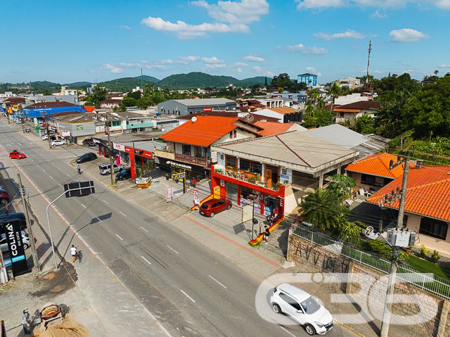 Descubra a confluência de conforto, conveniência e potencial de investimento neste sobrado padrão situado na cobiçada região de Vila Nova, Joinville/SC. Com uma generosa área de terreno, este imóvel representa uma oportunidade rara de adquirir uma residência com vasto espaço, acessibilidade e flexibilidade para fins residenciais ou comerciais.

Ao adentrar o imóvel, deparamo-nos com um espaço multifuncional coberto, ideal para a convivência familiar ou para transformar em um atraente ponto comercial. A área residencial é composta por 2 dormitórios confortáveis, incluindo uma suíte, e 2 banheiros, atendendo às necessidades de famílias de diversos tamanhos. A sala de estar acolhedora e a cozinha prática oferecem um convite para momentos memoráveis.

As possibilidades de personalização são vastas, com a área de serviço pronta para atender às demandas do dia a dia e um jardim que aguarda seu toque criativo. O imóvel ainda dispõe de 2 garagens cobertas e 2 descobertas, sacada, e conveniências modernas como conexão com a internet e localização próxima a vias de acesso, transporte público e serviços essenciais.

O quintal extenso nos fundos é um convite à imaginação, podendo ser transformado em um exuberante jardim ou, para os investidores visionários, em mais unidades comerciais ou residenciais, potencializando o retorno financeiro.

Esta propriedade não é apenas uma casa, é um legado, uma tela em branco pronta para receber os pinceladas de empreendedores, famílias ou investidores que reconhecem uma oportunidade única quando veem uma.

636 Negócios Imobiliários está pronta para auxiliá-lo a adquirir esta joia imobiliária. Nosso lema "só se constrói uma grande empresa com grandes pessoas" reflete nosso compromisso em oferecer a você, nosso cliente, não apenas um imóvel, mas uma realização de vida. Entre em contato conosco e tome o primeiro passo rumo ao seu futuro no bairro Vila Nova.
 
636 NEGÓCIOS IMOBILIÁRIOS: A SUA MELHOR ESCOLHA
Com mais de 30 anos de experiência, a 636 Negócios Imobiliários é sua parceira ideal para encontrar o imóvel perfeito. Estamos prontos para ajudá-lo a fazer deste imóvel o seu novo lar.
 
Telefone: (47) 3451-0636
WhatsApp: (47) 99190-0636
 
Não perca esta oportunidade única. Visite nosso site para mais informações: i636.com.br