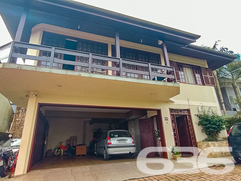 AMPLA RESIDÊNCIA COM 4 DORMITÓRIOS NO BAIRRO BOM RETIRO - ESTUDA PERMUTA

Luxo e Conforto em Cada Detalhe:
Descubra esta magnífica casa de 400,66m², situada no privilegiado bairro Bom Retiro. Com um terreno espaçoso de 1.107m², esta propriedade oferece uma experiência de vida única, combinando luxo, conforto e natureza.

Espaços Pensados para o Seu Bem-Estar:
A casa conta com 4 dormitórios, incluindo uma suíte master, 3 banheiros, sala de estar, cozinha gourmet, copa e cozinha conjugadas, além de uma edícula. A área de festas com churrasqueira e sala de jogos promete momentos inesquecíveis com amigos e família.

Um Jardim para Chamar de Seu:
O amplo jardim, com um suave aclive, é perfeito para quem aprecia a natureza e busca um refúgio tranquilo. A propriedade também inclui 4 garagens cobertas, garantindo segurança e comodidade.

Localização Privilegiada:
Localizada no Bom Retiro, esta residência está próxima a todas as comodidades urbanas, mantendo a tranquilidade de uma área residencial de alto padrão.

636 Negócios Imobiliários – Parceiros de Confiança:
Com mais de 30 anos de experiência, a 636 Negócios Imobiliários é especialista em encontrar o lar dos seus sonhos. Para saber mais, ligue para (47) 3451-0636 ou mande uma mensagem para (47) 99190-0636.