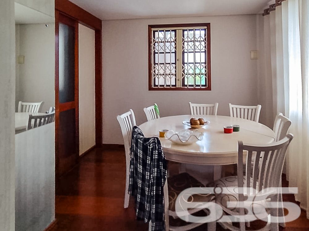 AMPLA RESIDÊNCIA COM 4 DORMITÓRIOS NO BAIRRO BOM RETIRO - ESTUDA PERMUTA

Luxo e Conforto em Cada Detalhe:
Descubra esta magnífica casa de 400,66m², situada no privilegiado bairro Bom Retiro. Com um terreno espaçoso de 1.107m², esta propriedade oferece uma experiência de vida única, combinando luxo, conforto e natureza.

Espaços Pensados para o Seu Bem-Estar:
A casa conta com 4 dormitórios, incluindo uma suíte master, 3 banheiros, sala de estar, cozinha gourmet, copa e cozinha conjugadas, além de uma edícula. A área de festas com churrasqueira e sala de jogos promete momentos inesquecíveis com amigos e família.

Um Jardim para Chamar de Seu:
O amplo jardim, com um suave aclive, é perfeito para quem aprecia a natureza e busca um refúgio tranquilo. A propriedade também inclui 4 garagens cobertas, garantindo segurança e comodidade.

Localização Privilegiada:
Localizada no Bom Retiro, esta residência está próxima a todas as comodidades urbanas, mantendo a tranquilidade de uma área residencial de alto padrão.

636 Negócios Imobiliários – Parceiros de Confiança:
Com mais de 30 anos de experiência, a 636 Negócios Imobiliários é especialista em encontrar o lar dos seus sonhos. Para saber mais, ligue para (47) 3451-0636 ou mande uma mensagem para (47) 99190-0636.