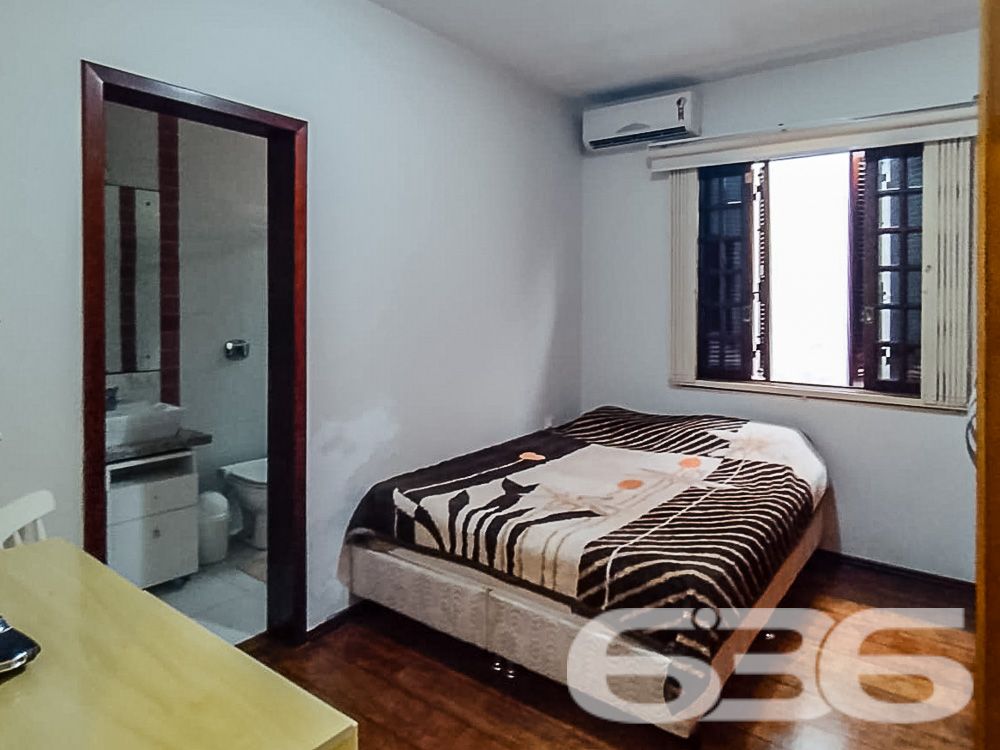 AMPLA RESIDÊNCIA COM 4 DORMITÓRIOS NO BAIRRO BOM RETIRO - ESTUDA PERMUTA

Luxo e Conforto em Cada Detalhe:
Descubra esta magnífica casa de 400,66m², situada no privilegiado bairro Bom Retiro. Com um terreno espaçoso de 1.107m², esta propriedade oferece uma experiência de vida única, combinando luxo, conforto e natureza.

Espaços Pensados para o Seu Bem-Estar:
A casa conta com 4 dormitórios, incluindo uma suíte master, 3 banheiros, sala de estar, cozinha gourmet, copa e cozinha conjugadas, além de uma edícula. A área de festas com churrasqueira e sala de jogos promete momentos inesquecíveis com amigos e família.

Um Jardim para Chamar de Seu:
O amplo jardim, com um suave aclive, é perfeito para quem aprecia a natureza e busca um refúgio tranquilo. A propriedade também inclui 4 garagens cobertas, garantindo segurança e comodidade.

Localização Privilegiada:
Localizada no Bom Retiro, esta residência está próxima a todas as comodidades urbanas, mantendo a tranquilidade de uma área residencial de alto padrão.

636 Negócios Imobiliários – Parceiros de Confiança:
Com mais de 30 anos de experiência, a 636 Negócios Imobiliários é especialista em encontrar o lar dos seus sonhos. Para saber mais, ligue para (47) 3451-0636 ou mande uma mensagem para (47) 99190-0636.