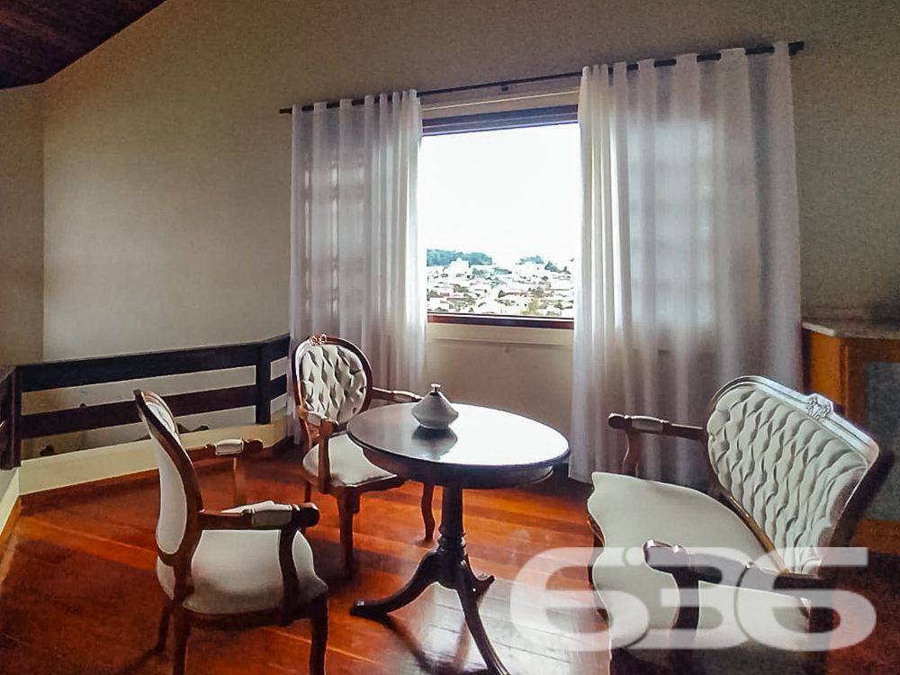 AMPLA RESIDÊNCIA COM 4 DORMITÓRIOS NO BAIRRO BOM RETIRO - ESTUDA PERMUTA

Luxo e Conforto em Cada Detalhe:
Descubra esta magnífica casa de 400,66m², situada no privilegiado bairro Bom Retiro. Com um terreno espaçoso de 1.107m², esta propriedade oferece uma experiência de vida única, combinando luxo, conforto e natureza.

Espaços Pensados para o Seu Bem-Estar:
A casa conta com 4 dormitórios, incluindo uma suíte master, 3 banheiros, sala de estar, cozinha gourmet, copa e cozinha conjugadas, além de uma edícula. A área de festas com churrasqueira e sala de jogos promete momentos inesquecíveis com amigos e família.

Um Jardim para Chamar de Seu:
O amplo jardim, com um suave aclive, é perfeito para quem aprecia a natureza e busca um refúgio tranquilo. A propriedade também inclui 4 garagens cobertas, garantindo segurança e comodidade.

Localização Privilegiada:
Localizada no Bom Retiro, esta residência está próxima a todas as comodidades urbanas, mantendo a tranquilidade de uma área residencial de alto padrão.

636 Negócios Imobiliários – Parceiros de Confiança:
Com mais de 30 anos de experiência, a 636 Negócios Imobiliários é especialista em encontrar o lar dos seus sonhos. Para saber mais, ligue para (47) 3451-0636 ou mande uma mensagem para (47) 99190-0636.