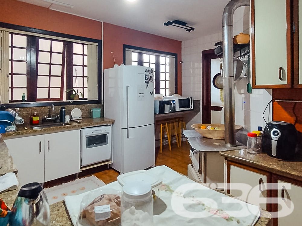 AMPLA RESIDÊNCIA COM 4 DORMITÓRIOS NO BAIRRO BOM RETIRO - ESTUDA PERMUTA

Luxo e Conforto em Cada Detalhe:
Descubra esta magnífica casa de 400,66m², situada no privilegiado bairro Bom Retiro. Com um terreno espaçoso de 1.107m², esta propriedade oferece uma experiência de vida única, combinando luxo, conforto e natureza.

Espaços Pensados para o Seu Bem-Estar:
A casa conta com 4 dormitórios, incluindo uma suíte master, 3 banheiros, sala de estar, cozinha gourmet, copa e cozinha conjugadas, além de uma edícula. A área de festas com churrasqueira e sala de jogos promete momentos inesquecíveis com amigos e família.

Um Jardim para Chamar de Seu:
O amplo jardim, com um suave aclive, é perfeito para quem aprecia a natureza e busca um refúgio tranquilo. A propriedade também inclui 4 garagens cobertas, garantindo segurança e comodidade.

Localização Privilegiada:
Localizada no Bom Retiro, esta residência está próxima a todas as comodidades urbanas, mantendo a tranquilidade de uma área residencial de alto padrão.

636 Negócios Imobiliários – Parceiros de Confiança:
Com mais de 30 anos de experiência, a 636 Negócios Imobiliários é especialista em encontrar o lar dos seus sonhos. Para saber mais, ligue para (47) 3451-0636 ou mande uma mensagem para (47) 99190-0636.