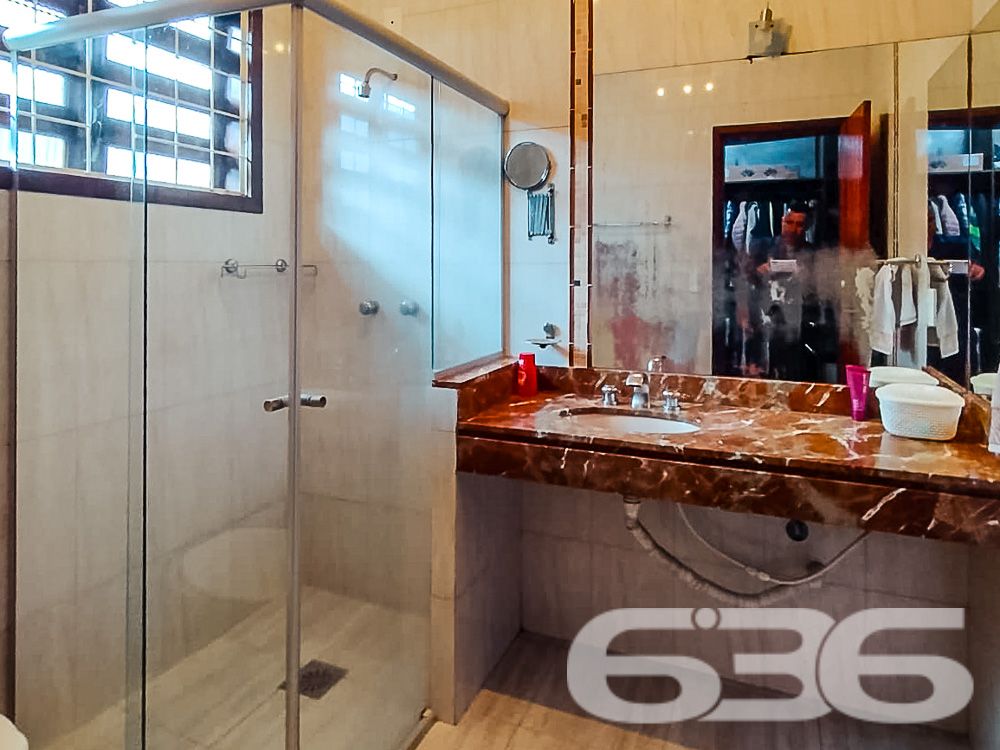AMPLA RESIDÊNCIA COM 4 DORMITÓRIOS NO BAIRRO BOM RETIRO - ESTUDA PERMUTA

Luxo e Conforto em Cada Detalhe:
Descubra esta magnífica casa de 400,66m², situada no privilegiado bairro Bom Retiro. Com um terreno espaçoso de 1.107m², esta propriedade oferece uma experiência de vida única, combinando luxo, conforto e natureza.

Espaços Pensados para o Seu Bem-Estar:
A casa conta com 4 dormitórios, incluindo uma suíte master, 3 banheiros, sala de estar, cozinha gourmet, copa e cozinha conjugadas, além de uma edícula. A área de festas com churrasqueira e sala de jogos promete momentos inesquecíveis com amigos e família.

Um Jardim para Chamar de Seu:
O amplo jardim, com um suave aclive, é perfeito para quem aprecia a natureza e busca um refúgio tranquilo. A propriedade também inclui 4 garagens cobertas, garantindo segurança e comodidade.

Localização Privilegiada:
Localizada no Bom Retiro, esta residência está próxima a todas as comodidades urbanas, mantendo a tranquilidade de uma área residencial de alto padrão.

636 Negócios Imobiliários – Parceiros de Confiança:
Com mais de 30 anos de experiência, a 636 Negócios Imobiliários é especialista em encontrar o lar dos seus sonhos. Para saber mais, ligue para (47) 3451-0636 ou mande uma mensagem para (47) 99190-0636.
