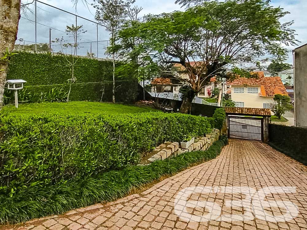 AMPLA RESIDÊNCIA COM 4 DORMITÓRIOS NO BAIRRO BOM RETIRO - ESTUDA PERMUTA

Luxo e Conforto em Cada Detalhe:
Descubra esta magnífica casa de 400,66m², situada no privilegiado bairro Bom Retiro. Com um terreno espaçoso de 1.107m², esta propriedade oferece uma experiência de vida única, combinando luxo, conforto e natureza.

Espaços Pensados para o Seu Bem-Estar:
A casa conta com 4 dormitórios, incluindo uma suíte master, 3 banheiros, sala de estar, cozinha gourmet, copa e cozinha conjugadas, além de uma edícula. A área de festas com churrasqueira e sala de jogos promete momentos inesquecíveis com amigos e família.

Um Jardim para Chamar de Seu:
O amplo jardim, com um suave aclive, é perfeito para quem aprecia a natureza e busca um refúgio tranquilo. A propriedade também inclui 4 garagens cobertas, garantindo segurança e comodidade.

Localização Privilegiada:
Localizada no Bom Retiro, esta residência está próxima a todas as comodidades urbanas, mantendo a tranquilidade de uma área residencial de alto padrão.

636 Negócios Imobiliários – Parceiros de Confiança:
Com mais de 30 anos de experiência, a 636 Negócios Imobiliários é especialista em encontrar o lar dos seus sonhos. Para saber mais, ligue para (47) 3451-0636 ou mande uma mensagem para (47) 99190-0636.