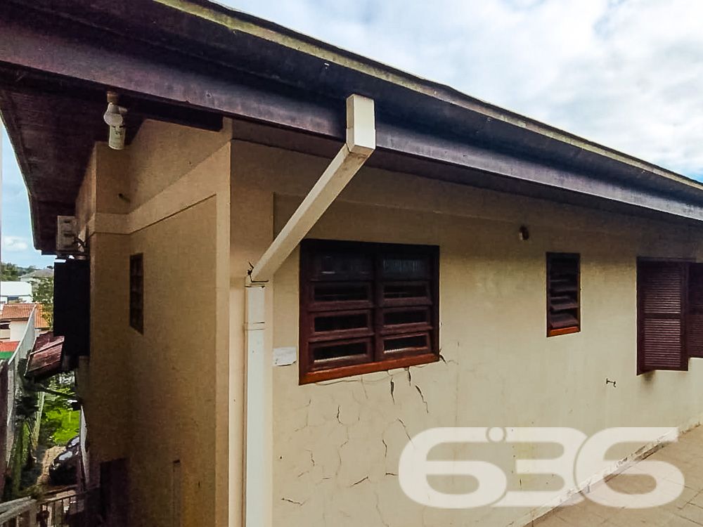 AMPLA RESIDÊNCIA COM 4 DORMITÓRIOS NO BAIRRO BOM RETIRO - ESTUDA PERMUTA

Luxo e Conforto em Cada Detalhe:
Descubra esta magnífica casa de 400,66m², situada no privilegiado bairro Bom Retiro. Com um terreno espaçoso de 1.107m², esta propriedade oferece uma experiência de vida única, combinando luxo, conforto e natureza.

Espaços Pensados para o Seu Bem-Estar:
A casa conta com 4 dormitórios, incluindo uma suíte master, 3 banheiros, sala de estar, cozinha gourmet, copa e cozinha conjugadas, além de uma edícula. A área de festas com churrasqueira e sala de jogos promete momentos inesquecíveis com amigos e família.

Um Jardim para Chamar de Seu:
O amplo jardim, com um suave aclive, é perfeito para quem aprecia a natureza e busca um refúgio tranquilo. A propriedade também inclui 4 garagens cobertas, garantindo segurança e comodidade.

Localização Privilegiada:
Localizada no Bom Retiro, esta residência está próxima a todas as comodidades urbanas, mantendo a tranquilidade de uma área residencial de alto padrão.

636 Negócios Imobiliários – Parceiros de Confiança:
Com mais de 30 anos de experiência, a 636 Negócios Imobiliários é especialista em encontrar o lar dos seus sonhos. Para saber mais, ligue para (47) 3451-0636 ou mande uma mensagem para (47) 99190-0636.
