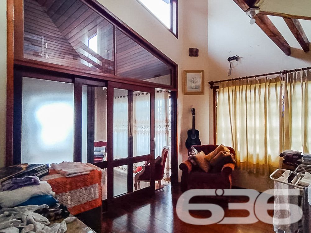 AMPLA RESIDÊNCIA COM 4 DORMITÓRIOS NO BAIRRO BOM RETIRO - ESTUDA PERMUTA

Luxo e Conforto em Cada Detalhe:
Descubra esta magnífica casa de 400,66m², situada no privilegiado bairro Bom Retiro. Com um terreno espaçoso de 1.107m², esta propriedade oferece uma experiência de vida única, combinando luxo, conforto e natureza.

Espaços Pensados para o Seu Bem-Estar:
A casa conta com 4 dormitórios, incluindo uma suíte master, 3 banheiros, sala de estar, cozinha gourmet, copa e cozinha conjugadas, além de uma edícula. A área de festas com churrasqueira e sala de jogos promete momentos inesquecíveis com amigos e família.

Um Jardim para Chamar de Seu:
O amplo jardim, com um suave aclive, é perfeito para quem aprecia a natureza e busca um refúgio tranquilo. A propriedade também inclui 4 garagens cobertas, garantindo segurança e comodidade.

Localização Privilegiada:
Localizada no Bom Retiro, esta residência está próxima a todas as comodidades urbanas, mantendo a tranquilidade de uma área residencial de alto padrão.

636 Negócios Imobiliários – Parceiros de Confiança:
Com mais de 30 anos de experiência, a 636 Negócios Imobiliários é especialista em encontrar o lar dos seus sonhos. Para saber mais, ligue para (47) 3451-0636 ou mande uma mensagem para (47) 99190-0636.