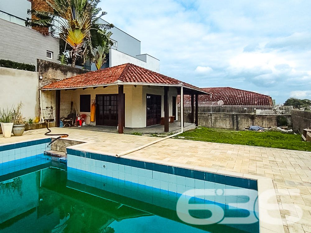 AMPLA RESIDÊNCIA COM 4 DORMITÓRIOS NO BAIRRO BOM RETIRO - ESTUDA PERMUTA

Luxo e Conforto em Cada Detalhe:
Descubra esta magnífica casa de 400,66m², situada no privilegiado bairro Bom Retiro. Com um terreno espaçoso de 1.107m², esta propriedade oferece uma experiência de vida única, combinando luxo, conforto e natureza.

Espaços Pensados para o Seu Bem-Estar:
A casa conta com 4 dormitórios, incluindo uma suíte master, 3 banheiros, sala de estar, cozinha gourmet, copa e cozinha conjugadas, além de uma edícula. A área de festas com churrasqueira e sala de jogos promete momentos inesquecíveis com amigos e família.

Um Jardim para Chamar de Seu:
O amplo jardim, com um suave aclive, é perfeito para quem aprecia a natureza e busca um refúgio tranquilo. A propriedade também inclui 4 garagens cobertas, garantindo segurança e comodidade.

Localização Privilegiada:
Localizada no Bom Retiro, esta residência está próxima a todas as comodidades urbanas, mantendo a tranquilidade de uma área residencial de alto padrão.

636 Negócios Imobiliários – Parceiros de Confiança:
Com mais de 30 anos de experiência, a 636 Negócios Imobiliários é especialista em encontrar o lar dos seus sonhos. Para saber mais, ligue para (47) 3451-0636 ou mande uma mensagem para (47) 99190-0636.