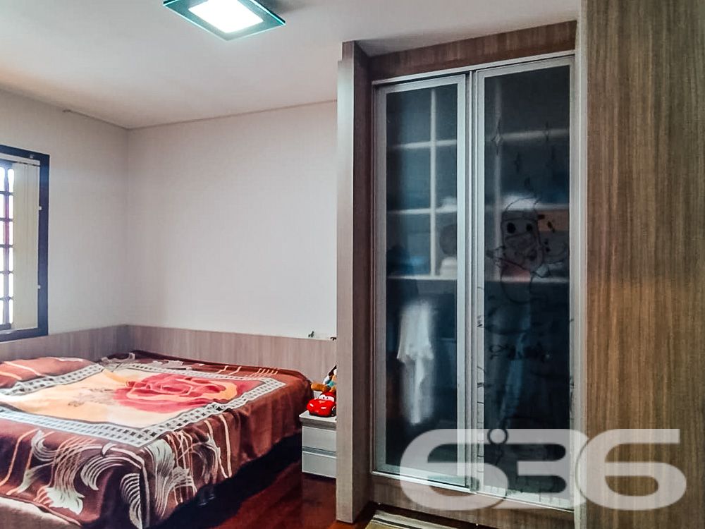 AMPLA RESIDÊNCIA COM 4 DORMITÓRIOS NO BAIRRO BOM RETIRO - ESTUDA PERMUTA

Luxo e Conforto em Cada Detalhe:
Descubra esta magnífica casa de 400,66m², situada no privilegiado bairro Bom Retiro. Com um terreno espaçoso de 1.107m², esta propriedade oferece uma experiência de vida única, combinando luxo, conforto e natureza.

Espaços Pensados para o Seu Bem-Estar:
A casa conta com 4 dormitórios, incluindo uma suíte master, 3 banheiros, sala de estar, cozinha gourmet, copa e cozinha conjugadas, além de uma edícula. A área de festas com churrasqueira e sala de jogos promete momentos inesquecíveis com amigos e família.

Um Jardim para Chamar de Seu:
O amplo jardim, com um suave aclive, é perfeito para quem aprecia a natureza e busca um refúgio tranquilo. A propriedade também inclui 4 garagens cobertas, garantindo segurança e comodidade.

Localização Privilegiada:
Localizada no Bom Retiro, esta residência está próxima a todas as comodidades urbanas, mantendo a tranquilidade de uma área residencial de alto padrão.

636 Negócios Imobiliários – Parceiros de Confiança:
Com mais de 30 anos de experiência, a 636 Negócios Imobiliários é especialista em encontrar o lar dos seus sonhos. Para saber mais, ligue para (47) 3451-0636 ou mande uma mensagem para (47) 99190-0636.