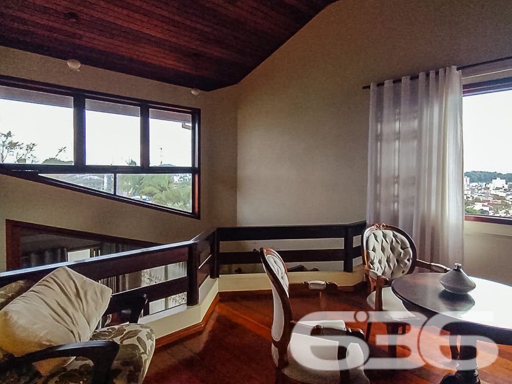 AMPLA RESIDÊNCIA COM 4 DORMITÓRIOS NO BAIRRO BOM RETIRO - ESTUDA PERMUTA

Luxo e Conforto em Cada Detalhe:
Descubra esta magnífica casa de 400,66m², situada no privilegiado bairro Bom Retiro. Com um terreno espaçoso de 1.107m², esta propriedade oferece uma experiência de vida única, combinando luxo, conforto e natureza.

Espaços Pensados para o Seu Bem-Estar:
A casa conta com 4 dormitórios, incluindo uma suíte master, 3 banheiros, sala de estar, cozinha gourmet, copa e cozinha conjugadas, além de uma edícula. A área de festas com churrasqueira e sala de jogos promete momentos inesquecíveis com amigos e família.

Um Jardim para Chamar de Seu:
O amplo jardim, com um suave aclive, é perfeito para quem aprecia a natureza e busca um refúgio tranquilo. A propriedade também inclui 4 garagens cobertas, garantindo segurança e comodidade.

Localização Privilegiada:
Localizada no Bom Retiro, esta residência está próxima a todas as comodidades urbanas, mantendo a tranquilidade de uma área residencial de alto padrão.

636 Negócios Imobiliários – Parceiros de Confiança:
Com mais de 30 anos de experiência, a 636 Negócios Imobiliários é especialista em encontrar o lar dos seus sonhos. Para saber mais, ligue para (47) 3451-0636 ou mande uma mensagem para (47) 99190-0636.