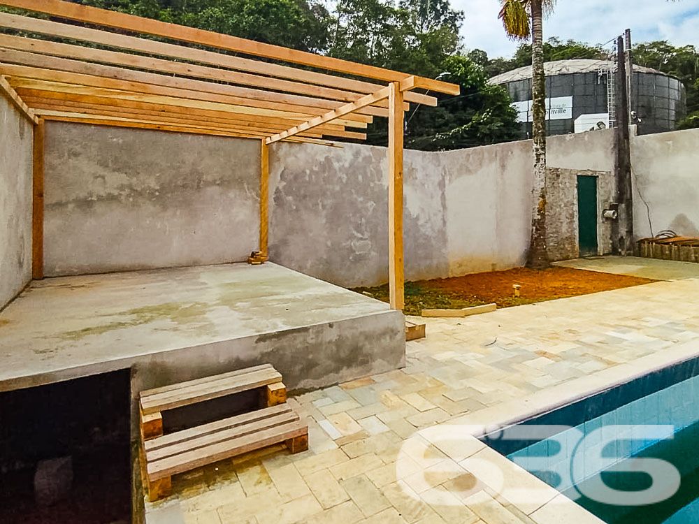 AMPLA RESIDÊNCIA COM 4 DORMITÓRIOS NO BAIRRO BOM RETIRO - ESTUDA PERMUTA

Luxo e Conforto em Cada Detalhe:
Descubra esta magnífica casa de 400,66m², situada no privilegiado bairro Bom Retiro. Com um terreno espaçoso de 1.107m², esta propriedade oferece uma experiência de vida única, combinando luxo, conforto e natureza.

Espaços Pensados para o Seu Bem-Estar:
A casa conta com 4 dormitórios, incluindo uma suíte master, 3 banheiros, sala de estar, cozinha gourmet, copa e cozinha conjugadas, além de uma edícula. A área de festas com churrasqueira e sala de jogos promete momentos inesquecíveis com amigos e família.

Um Jardim para Chamar de Seu:
O amplo jardim, com um suave aclive, é perfeito para quem aprecia a natureza e busca um refúgio tranquilo. A propriedade também inclui 4 garagens cobertas, garantindo segurança e comodidade.

Localização Privilegiada:
Localizada no Bom Retiro, esta residência está próxima a todas as comodidades urbanas, mantendo a tranquilidade de uma área residencial de alto padrão.

636 Negócios Imobiliários – Parceiros de Confiança:
Com mais de 30 anos de experiência, a 636 Negócios Imobiliários é especialista em encontrar o lar dos seus sonhos. Para saber mais, ligue para (47) 3451-0636 ou mande uma mensagem para (47) 99190-0636.