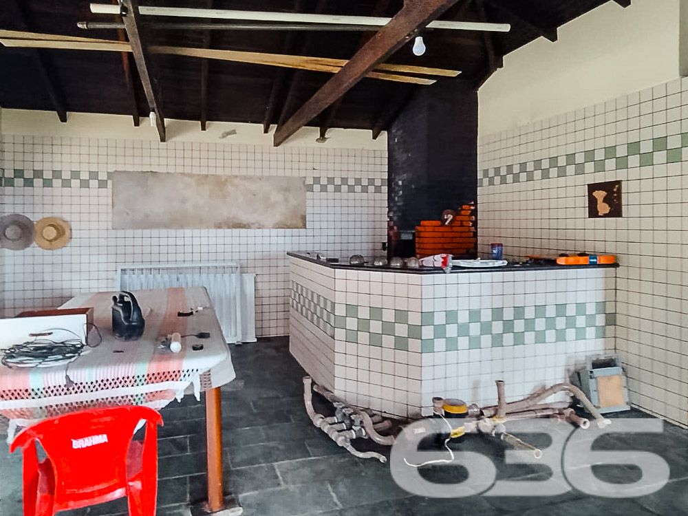 AMPLA RESIDÊNCIA COM 4 DORMITÓRIOS NO BAIRRO BOM RETIRO - ESTUDA PERMUTA

Luxo e Conforto em Cada Detalhe:
Descubra esta magnífica casa de 400,66m², situada no privilegiado bairro Bom Retiro. Com um terreno espaçoso de 1.107m², esta propriedade oferece uma experiência de vida única, combinando luxo, conforto e natureza.

Espaços Pensados para o Seu Bem-Estar:
A casa conta com 4 dormitórios, incluindo uma suíte master, 3 banheiros, sala de estar, cozinha gourmet, copa e cozinha conjugadas, além de uma edícula. A área de festas com churrasqueira e sala de jogos promete momentos inesquecíveis com amigos e família.

Um Jardim para Chamar de Seu:
O amplo jardim, com um suave aclive, é perfeito para quem aprecia a natureza e busca um refúgio tranquilo. A propriedade também inclui 4 garagens cobertas, garantindo segurança e comodidade.

Localização Privilegiada:
Localizada no Bom Retiro, esta residência está próxima a todas as comodidades urbanas, mantendo a tranquilidade de uma área residencial de alto padrão.

636 Negócios Imobiliários – Parceiros de Confiança:
Com mais de 30 anos de experiência, a 636 Negócios Imobiliários é especialista em encontrar o lar dos seus sonhos. Para saber mais, ligue para (47) 3451-0636 ou mande uma mensagem para (47) 99190-0636.