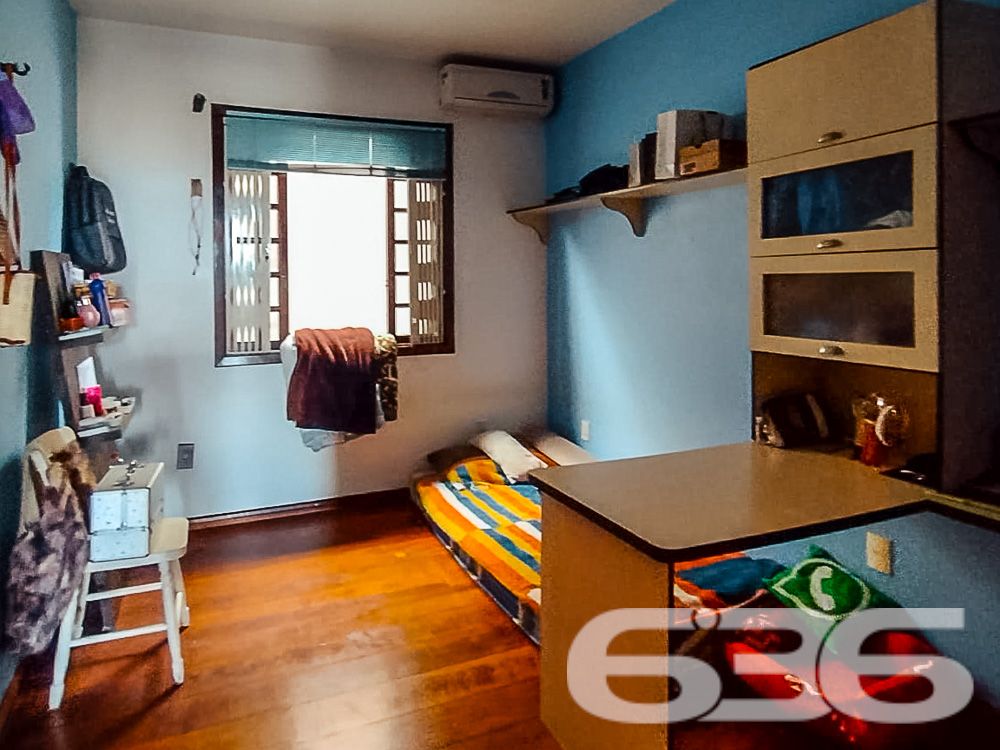 AMPLA RESIDÊNCIA COM 4 DORMITÓRIOS NO BAIRRO BOM RETIRO - ESTUDA PERMUTA

Luxo e Conforto em Cada Detalhe:
Descubra esta magnífica casa de 400,66m², situada no privilegiado bairro Bom Retiro. Com um terreno espaçoso de 1.107m², esta propriedade oferece uma experiência de vida única, combinando luxo, conforto e natureza.

Espaços Pensados para o Seu Bem-Estar:
A casa conta com 4 dormitórios, incluindo uma suíte master, 3 banheiros, sala de estar, cozinha gourmet, copa e cozinha conjugadas, além de uma edícula. A área de festas com churrasqueira e sala de jogos promete momentos inesquecíveis com amigos e família.

Um Jardim para Chamar de Seu:
O amplo jardim, com um suave aclive, é perfeito para quem aprecia a natureza e busca um refúgio tranquilo. A propriedade também inclui 4 garagens cobertas, garantindo segurança e comodidade.

Localização Privilegiada:
Localizada no Bom Retiro, esta residência está próxima a todas as comodidades urbanas, mantendo a tranquilidade de uma área residencial de alto padrão.

636 Negócios Imobiliários – Parceiros de Confiança:
Com mais de 30 anos de experiência, a 636 Negócios Imobiliários é especialista em encontrar o lar dos seus sonhos. Para saber mais, ligue para (47) 3451-0636 ou mande uma mensagem para (47) 99190-0636.