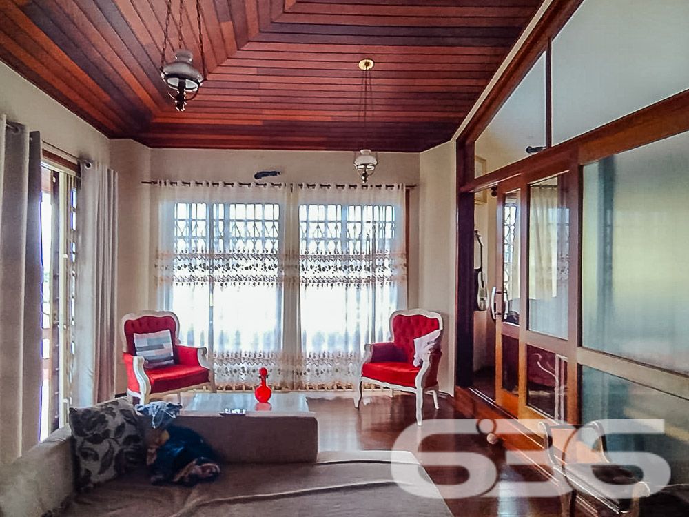AMPLA RESIDÊNCIA COM 4 DORMITÓRIOS NO BAIRRO BOM RETIRO - ESTUDA PERMUTA

Luxo e Conforto em Cada Detalhe:
Descubra esta magnífica casa de 400,66m², situada no privilegiado bairro Bom Retiro. Com um terreno espaçoso de 1.107m², esta propriedade oferece uma experiência de vida única, combinando luxo, conforto e natureza.

Espaços Pensados para o Seu Bem-Estar:
A casa conta com 4 dormitórios, incluindo uma suíte master, 3 banheiros, sala de estar, cozinha gourmet, copa e cozinha conjugadas, além de uma edícula. A área de festas com churrasqueira e sala de jogos promete momentos inesquecíveis com amigos e família.

Um Jardim para Chamar de Seu:
O amplo jardim, com um suave aclive, é perfeito para quem aprecia a natureza e busca um refúgio tranquilo. A propriedade também inclui 4 garagens cobertas, garantindo segurança e comodidade.

Localização Privilegiada:
Localizada no Bom Retiro, esta residência está próxima a todas as comodidades urbanas, mantendo a tranquilidade de uma área residencial de alto padrão.

636 Negócios Imobiliários – Parceiros de Confiança:
Com mais de 30 anos de experiência, a 636 Negócios Imobiliários é especialista em encontrar o lar dos seus sonhos. Para saber mais, ligue para (47) 3451-0636 ou mande uma mensagem para (47) 99190-0636.