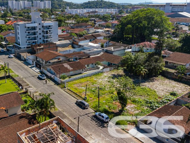 VENDE-SE TERRENO ESPAÇOSO NO BAIRRO BUCAREIN – OPORTUNIDADE ÚNICA PARA INVESTIDORES
Descubra o potencial ilimitado deste terreno no coração do bairro Bucarein. Com 666,50m² de área total, regular e plano, este terreno representa uma oportunidade excepcional para investimentos tanto comerciais quanto residenciais, incluindo a construção de geminados.
UMA LOCALIZAÇÃO PRIVILEGIADA PARA SEUS PROJETOS:
Situado em uma rua pavimentada, este terreno oferece ótima localização, estando pronto para construir. Já murado e limpo, elimina etapas preliminares, acelerando o início de seu projeto. A localização estratégica no bairro Bucarein assegura fácil acesso a serviços essenciais, aumentando seu valor de mercado.
CONSTRUA SEU FUTURO COM A 636 NEGÓCIOS IMOBILIÁRIOS:
A 636 Negócios Imobiliários, com mais de 30 anos de experiência, está pronta para ajudá-lo a aproveitar essa oportunidade única. Seja para desenvolver um projeto comercial vibrante ou criar um espaço residencial acolhedor, estamos aqui para tornar sua visão uma realidade.
Não deixe essa chance escapar! Para mais informações, entre em contato:
Telefone: (47) 3451-0636
WhatsApp: (47) 99190-0636
Este e outros milhares de imóveis no site: i636.com.br