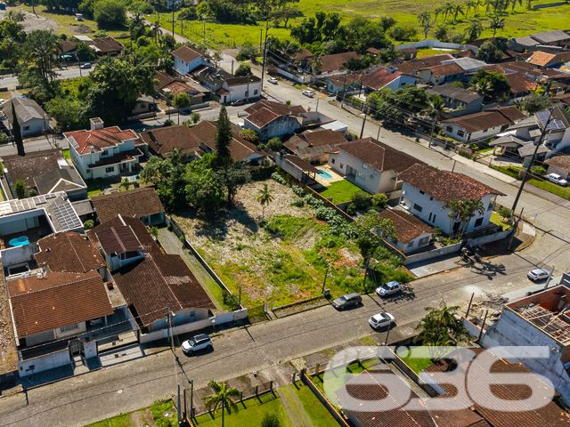 VENDE-SE TERRENO ESPAÇOSO NO BAIRRO BUCAREIN – OPORTUNIDADE ÚNICA PARA INVESTIDORES
Descubra o potencial ilimitado deste terreno no coração do bairro Bucarein. Com 666,50m² de área total, regular e plano, este terreno representa uma oportunidade excepcional para investimentos tanto comerciais quanto residenciais, incluindo a construção de geminados.
UMA LOCALIZAÇÃO PRIVILEGIADA PARA SEUS PROJETOS:
Situado em uma rua pavimentada, este terreno oferece ótima localização, estando pronto para construir. Já murado e limpo, elimina etapas preliminares, acelerando o início de seu projeto. A localização estratégica no bairro Bucarein assegura fácil acesso a serviços essenciais, aumentando seu valor de mercado.
CONSTRUA SEU FUTURO COM A 636 NEGÓCIOS IMOBILIÁRIOS:
A 636 Negócios Imobiliários, com mais de 30 anos de experiência, está pronta para ajudá-lo a aproveitar essa oportunidade única. Seja para desenvolver um projeto comercial vibrante ou criar um espaço residencial acolhedor, estamos aqui para tornar sua visão uma realidade.
Não deixe essa chance escapar! Para mais informações, entre em contato:
Telefone: (47) 3451-0636
WhatsApp: (47) 99190-0636
Este e outros milhares de imóveis no site: i636.com.br