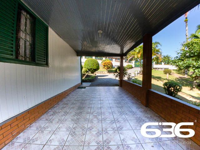 IMÓVEL COM POTENCIAL ÚNICO NO CORAÇÃO DO BAIRRO ATIRADORES
Descubra o charme e o potencial inexplorado desta casa mista de alvenaria com PVC, situada no cobiçado bairro Atiradores. Com uma localização sem igual, próxima à Via Gastronômica, Angeloni, Hospital Sadalla e ao vibrante centro da cidade, esta propriedade é um verdadeiro tesouro para quem deseja morar ou investir no coração de tudo.
A residência, embora modesta, oferece a possibilidade de ser habitada imediatamente, representando uma oportunidade rara de viver em uma das áreas mais desejadas da cidade. O verdadeiro destaque, no entanto, reside no terreno de 800m² que acompanha a casa, apresentando um potencial extraordinário para a construção de uma residência de alto padrão ou até mesmo um prédio exclusivo.
A tranquilidade e privacidade são asseguradas pela presença de um condomínio residencial nos fundos, eliminando a possibilidade de futuras construções de torres residenciais próximas. Este é um convite para projetar e construir um lar que não apenas atenda às suas necessidades, mas também exceda suas expectativas de vida sofisticada.
Não deixe passar a chance de possuir um imóvel com tanto potencial em uma localização privilegiada. Entre em contato conosco para descobrir como transformar este espaço no seu sonho realizado.
Para mais informações, fale conosco:
Telefone: (47) 3451-0636
WhatsApp: (47) 99190-0636
Este e outros milhares de imóveis no site: i636.com.br