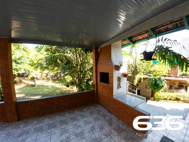 IMÓVEL COM POTENCIAL ÚNICO NO CORAÇÃO DO BAIRRO ATIRADORES
Descubra o charme e o potencial inexplorado desta casa mista de alvenaria com PVC, situada no cobiçado bairro Atiradores. Com uma localização sem igual, próxima à Via Gastronômica, Angeloni, Hospital Sadalla e ao vibrante centro da cidade, esta propriedade é um verdadeiro tesouro para quem deseja morar ou investir no coração de tudo.
A residência, embora modesta, oferece a possibilidade de ser habitada imediatamente, representando uma oportunidade rara de viver em uma das áreas mais desejadas da cidade. O verdadeiro destaque, no entanto, reside no terreno de 800m² que acompanha a casa, apresentando um potencial extraordinário para a construção de uma residência de alto padrão ou até mesmo um prédio exclusivo.
A tranquilidade e privacidade são asseguradas pela presença de um condomínio residencial nos fundos, eliminando a possibilidade de futuras construções de torres residenciais próximas. Este é um convite para projetar e construir um lar que não apenas atenda às suas necessidades, mas também exceda suas expectativas de vida sofisticada.
Não deixe passar a chance de possuir um imóvel com tanto potencial em uma localização privilegiada. Entre em contato conosco para descobrir como transformar este espaço no seu sonho realizado.
Para mais informações, fale conosco:
Telefone: (47) 3451-0636
WhatsApp: (47) 99190-0636
Este e outros milhares de imóveis no site: i636.com.br