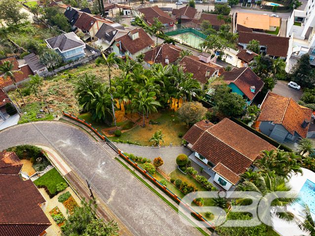 IMÓVEL COM POTENCIAL ÚNICO NO CORAÇÃO DO BAIRRO ATIRADORES
Descubra o charme e o potencial inexplorado desta casa mista de alvenaria com PVC, situada no cobiçado bairro Atiradores. Com uma localização sem igual, próxima à Via Gastronômica, Angeloni, Hospital Sadalla e ao vibrante centro da cidade, esta propriedade é um verdadeiro tesouro para quem deseja morar ou investir no coração de tudo.
A residência, embora modesta, oferece a possibilidade de ser habitada imediatamente, representando uma oportunidade rara de viver em uma das áreas mais desejadas da cidade. O verdadeiro destaque, no entanto, reside no terreno de 800m² que acompanha a casa, apresentando um potencial extraordinário para a construção de uma residência de alto padrão ou até mesmo um prédio exclusivo.
A tranquilidade e privacidade são asseguradas pela presença de um condomínio residencial nos fundos, eliminando a possibilidade de futuras construções de torres residenciais próximas. Este é um convite para projetar e construir um lar que não apenas atenda às suas necessidades, mas também exceda suas expectativas de vida sofisticada.
Não deixe passar a chance de possuir um imóvel com tanto potencial em uma localização privilegiada. Entre em contato conosco para descobrir como transformar este espaço no seu sonho realizado.
Para mais informações, fale conosco:
Telefone: (47) 3451-0636
WhatsApp: (47) 99190-0636
Este e outros milhares de imóveis no site: i636.com.br