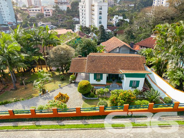 IMÓVEL COM POTENCIAL ÚNICO NO CORAÇÃO DO BAIRRO ATIRADORES
Descubra o charme e o potencial inexplorado desta casa mista de alvenaria com PVC, situada no cobiçado bairro Atiradores. Com uma localização sem igual, próxima à Via Gastronômica, Angeloni, Hospital Sadalla e ao vibrante centro da cidade, esta propriedade é um verdadeiro tesouro para quem deseja morar ou investir no coração de tudo.
A residência, embora modesta, oferece a possibilidade de ser habitada imediatamente, representando uma oportunidade rara de viver em uma das áreas mais desejadas da cidade. O verdadeiro destaque, no entanto, reside no terreno de 800m² que acompanha a casa, apresentando um potencial extraordinário para a construção de uma residência de alto padrão ou até mesmo um prédio exclusivo.
A tranquilidade e privacidade são asseguradas pela presença de um condomínio residencial nos fundos, eliminando a possibilidade de futuras construções de torres residenciais próximas. Este é um convite para projetar e construir um lar que não apenas atenda às suas necessidades, mas também exceda suas expectativas de vida sofisticada.
Não deixe passar a chance de possuir um imóvel com tanto potencial em uma localização privilegiada. Entre em contato conosco para descobrir como transformar este espaço no seu sonho realizado.
Para mais informações, fale conosco:
Telefone: (47) 3451-0636
WhatsApp: (47) 99190-0636
Este e outros milhares de imóveis no site: i636.com.br