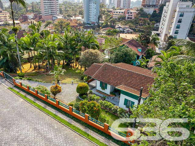 IMÓVEL COM POTENCIAL ÚNICO NO CORAÇÃO DO BAIRRO ATIRADORES
Descubra o charme e o potencial inexplorado desta casa mista de alvenaria com PVC, situada no cobiçado bairro Atiradores. Com uma localização sem igual, próxima à Via Gastronômica, Angeloni, Hospital Sadalla e ao vibrante centro da cidade, esta propriedade é um verdadeiro tesouro para quem deseja morar ou investir no coração de tudo.
A residência, embora modesta, oferece a possibilidade de ser habitada imediatamente, representando uma oportunidade rara de viver em uma das áreas mais desejadas da cidade. O verdadeiro destaque, no entanto, reside no terreno de 800m² que acompanha a casa, apresentando um potencial extraordinário para a construção de uma residência de alto padrão ou até mesmo um prédio exclusivo.
A tranquilidade e privacidade são asseguradas pela presença de um condomínio residencial nos fundos, eliminando a possibilidade de futuras construções de torres residenciais próximas. Este é um convite para projetar e construir um lar que não apenas atenda às suas necessidades, mas também exceda suas expectativas de vida sofisticada.
Não deixe passar a chance de possuir um imóvel com tanto potencial em uma localização privilegiada. Entre em contato conosco para descobrir como transformar este espaço no seu sonho realizado.
Para mais informações, fale conosco:
Telefone: (47) 3451-0636
WhatsApp: (47) 99190-0636
Este e outros milhares de imóveis no site: i636.com.br