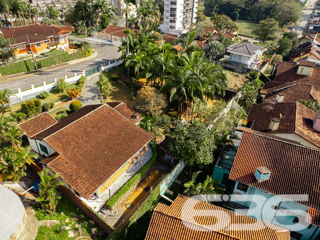 IMÓVEL COM POTENCIAL ÚNICO NO CORAÇÃO DO BAIRRO ATIRADORES
Descubra o charme e o potencial inexplorado desta casa mista de alvenaria com PVC, situada no cobiçado bairro Atiradores. Com uma localização sem igual, próxima à Via Gastronômica, Angeloni, Hospital Sadalla e ao vibrante centro da cidade, esta propriedade é um verdadeiro tesouro para quem deseja morar ou investir no coração de tudo.
A residência, embora modesta, oferece a possibilidade de ser habitada imediatamente, representando uma oportunidade rara de viver em uma das áreas mais desejadas da cidade. O verdadeiro destaque, no entanto, reside no terreno de 800m² que acompanha a casa, apresentando um potencial extraordinário para a construção de uma residência de alto padrão ou até mesmo um prédio exclusivo.
A tranquilidade e privacidade são asseguradas pela presença de um condomínio residencial nos fundos, eliminando a possibilidade de futuras construções de torres residenciais próximas. Este é um convite para projetar e construir um lar que não apenas atenda às suas necessidades, mas também exceda suas expectativas de vida sofisticada.
Não deixe passar a chance de possuir um imóvel com tanto potencial em uma localização privilegiada. Entre em contato conosco para descobrir como transformar este espaço no seu sonho realizado.
Para mais informações, fale conosco:
Telefone: (47) 3451-0636
WhatsApp: (47) 99190-0636
Este e outros milhares de imóveis no site: i636.com.br