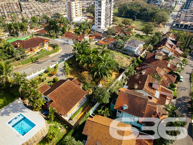 IMÓVEL COM POTENCIAL ÚNICO NO CORAÇÃO DO BAIRRO ATIRADORES
Descubra o charme e o potencial inexplorado desta casa mista de alvenaria com PVC, situada no cobiçado bairro Atiradores. Com uma localização sem igual, próxima à Via Gastronômica, Angeloni, Hospital Sadalla e ao vibrante centro da cidade, esta propriedade é um verdadeiro tesouro para quem deseja morar ou investir no coração de tudo.
A residência, embora modesta, oferece a possibilidade de ser habitada imediatamente, representando uma oportunidade rara de viver em uma das áreas mais desejadas da cidade. O verdadeiro destaque, no entanto, reside no terreno de 800m² que acompanha a casa, apresentando um potencial extraordinário para a construção de uma residência de alto padrão ou até mesmo um prédio exclusivo.
A tranquilidade e privacidade são asseguradas pela presença de um condomínio residencial nos fundos, eliminando a possibilidade de futuras construções de torres residenciais próximas. Este é um convite para projetar e construir um lar que não apenas atenda às suas necessidades, mas também exceda suas expectativas de vida sofisticada.
Não deixe passar a chance de possuir um imóvel com tanto potencial em uma localização privilegiada. Entre em contato conosco para descobrir como transformar este espaço no seu sonho realizado.
Para mais informações, fale conosco:
Telefone: (47) 3451-0636
WhatsApp: (47) 99190-0636
Este e outros milhares de imóveis no site: i636.com.br