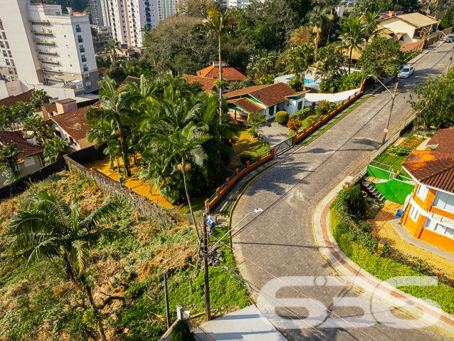 IMÓVEL COM POTENCIAL ÚNICO NO CORAÇÃO DO BAIRRO ATIRADORES
Descubra o charme e o potencial inexplorado desta casa mista de alvenaria com PVC, situada no cobiçado bairro Atiradores. Com uma localização sem igual, próxima à Via Gastronômica, Angeloni, Hospital Sadalla e ao vibrante centro da cidade, esta propriedade é um verdadeiro tesouro para quem deseja morar ou investir no coração de tudo.
A residência, embora modesta, oferece a possibilidade de ser habitada imediatamente, representando uma oportunidade rara de viver em uma das áreas mais desejadas da cidade. O verdadeiro destaque, no entanto, reside no terreno de 800m² que acompanha a casa, apresentando um potencial extraordinário para a construção de uma residência de alto padrão ou até mesmo um prédio exclusivo.
A tranquilidade e privacidade são asseguradas pela presença de um condomínio residencial nos fundos, eliminando a possibilidade de futuras construções de torres residenciais próximas. Este é um convite para projetar e construir um lar que não apenas atenda às suas necessidades, mas também exceda suas expectativas de vida sofisticada.
Não deixe passar a chance de possuir um imóvel com tanto potencial em uma localização privilegiada. Entre em contato conosco para descobrir como transformar este espaço no seu sonho realizado.
Para mais informações, fale conosco:
Telefone: (47) 3451-0636
WhatsApp: (47) 99190-0636
Este e outros milhares de imóveis no site: i636.com.br