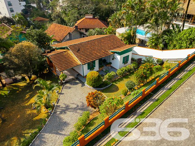 IMÓVEL COM POTENCIAL ÚNICO NO CORAÇÃO DO BAIRRO ATIRADORES
Descubra o charme e o potencial inexplorado desta casa mista de alvenaria com PVC, situada no cobiçado bairro Atiradores. Com uma localização sem igual, próxima à Via Gastronômica, Angeloni, Hospital Sadalla e ao vibrante centro da cidade, esta propriedade é um verdadeiro tesouro para quem deseja morar ou investir no coração de tudo.
A residência, embora modesta, oferece a possibilidade de ser habitada imediatamente, representando uma oportunidade rara de viver em uma das áreas mais desejadas da cidade. O verdadeiro destaque, no entanto, reside no terreno de 800m² que acompanha a casa, apresentando um potencial extraordinário para a construção de uma residência de alto padrão ou até mesmo um prédio exclusivo.
A tranquilidade e privacidade são asseguradas pela presença de um condomínio residencial nos fundos, eliminando a possibilidade de futuras construções de torres residenciais próximas. Este é um convite para projetar e construir um lar que não apenas atenda às suas necessidades, mas também exceda suas expectativas de vida sofisticada.
Não deixe passar a chance de possuir um imóvel com tanto potencial em uma localização privilegiada. Entre em contato conosco para descobrir como transformar este espaço no seu sonho realizado.
Para mais informações, fale conosco:
Telefone: (47) 3451-0636
WhatsApp: (47) 99190-0636
Este e outros milhares de imóveis no site: i636.com.br