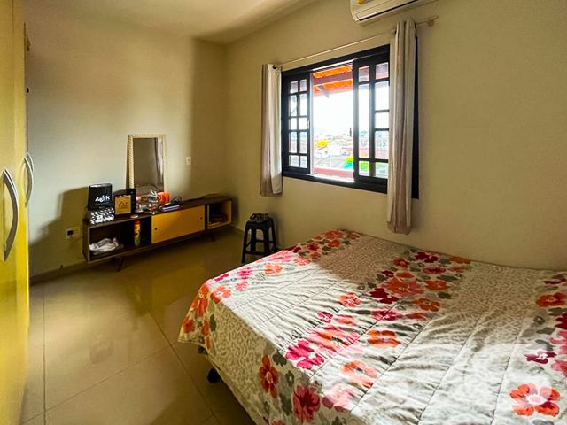 INVISTA NESTA PROPRIEDADE NO BAIRRO ADHEMAR GARCIA - RENDA COM LOCAÇÃO - ESTUDA PERMUTA 

Descubra a oportunidade perfeita para investidores no bairro Adhemar Garcia! Esta propriedade de esquina, com uma área construída de 510m², é um verdadeiro tesouro para quem busca diversificar investimentos.

A composição deste imóvel é ideal para diferentes perfis de inquilinos: conta com 3 apartamentos confortáveis, 1 kitnet aconchegante e 2 salas comerciais estrategicamente posicionadas. Cada espaço é projetado para oferecer experiências únicas, seja para moradia ou para negócios, garantindo versatilidade e rentabilidade.

Localizado no bairro Adhemar Garcia, este imóvel está em uma região de fácil acesso e cercada por uma infraestrutura completa. Além de estar situado em uma esquina, a proximidade com serviços essenciais, como transporte público e escolas, torna esta propriedade ainda mais atraente para locatários.

A 636 Negócios Imobiliários, com mais de 30 anos de experiência no mercado imobiliário, orgulha-se de apresentar esta oportunidade única. Nossa expertise garante a você um investimento seguro e rentável.

Para mais informações, entre em contato conosco pelo telefone (47) 3451-0636 ou WhatsApp (47) 99190-0636. Não perca esta chance de investir com inteligência!