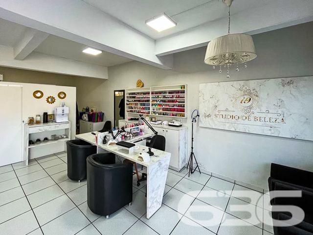 INVISTA NESTA PROPRIEDADE NO BAIRRO ADHEMAR GARCIA - RENDA COM LOCAÇÃO - ESTUDA PERMUTA 

Descubra a oportunidade perfeita para investidores no bairro Adhemar Garcia! Esta propriedade de esquina, com uma área construída de 510m², é um verdadeiro tesouro para quem busca diversificar investimentos.

A composição deste imóvel é ideal para diferentes perfis de inquilinos: conta com 3 apartamentos confortáveis, 1 kitnet aconchegante e 2 salas comerciais estrategicamente posicionadas. Cada espaço é projetado para oferecer experiências únicas, seja para moradia ou para negócios, garantindo versatilidade e rentabilidade.

Localizado no bairro Adhemar Garcia, este imóvel está em uma região de fácil acesso e cercada por uma infraestrutura completa. Além de estar situado em uma esquina, a proximidade com serviços essenciais, como transporte público e escolas, torna esta propriedade ainda mais atraente para locatários.

A 636 Negócios Imobiliários, com mais de 30 anos de experiência no mercado imobiliário, orgulha-se de apresentar esta oportunidade única. Nossa expertise garante a você um investimento seguro e rentável.

Para mais informações, entre em contato conosco pelo telefone (47) 3451-0636 ou WhatsApp (47) 99190-0636. Não perca esta chance de investir com inteligência!